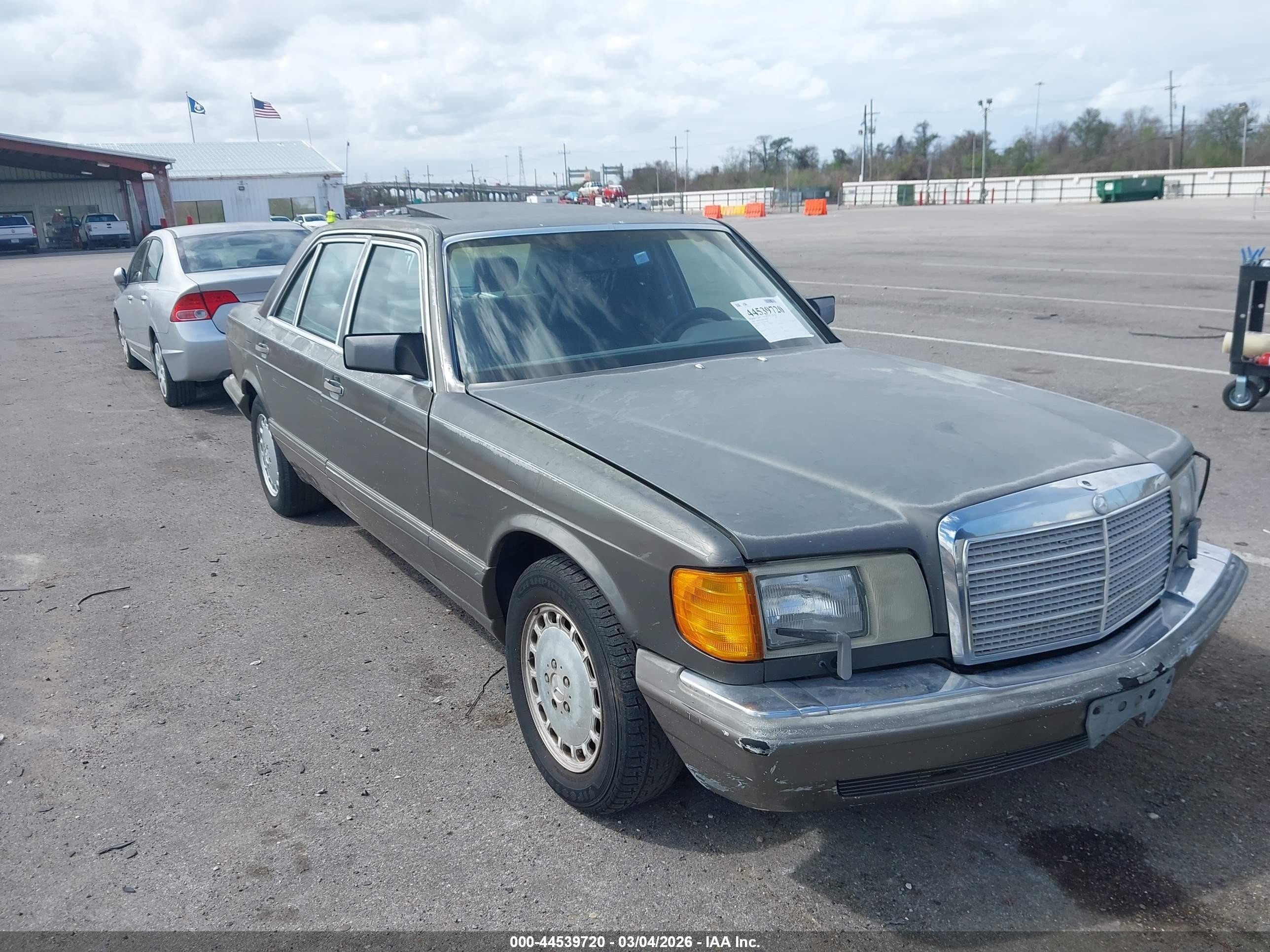 1990 Mercedes-Benz 300, VIN WDBCA25D7LA512384 — Normal wear