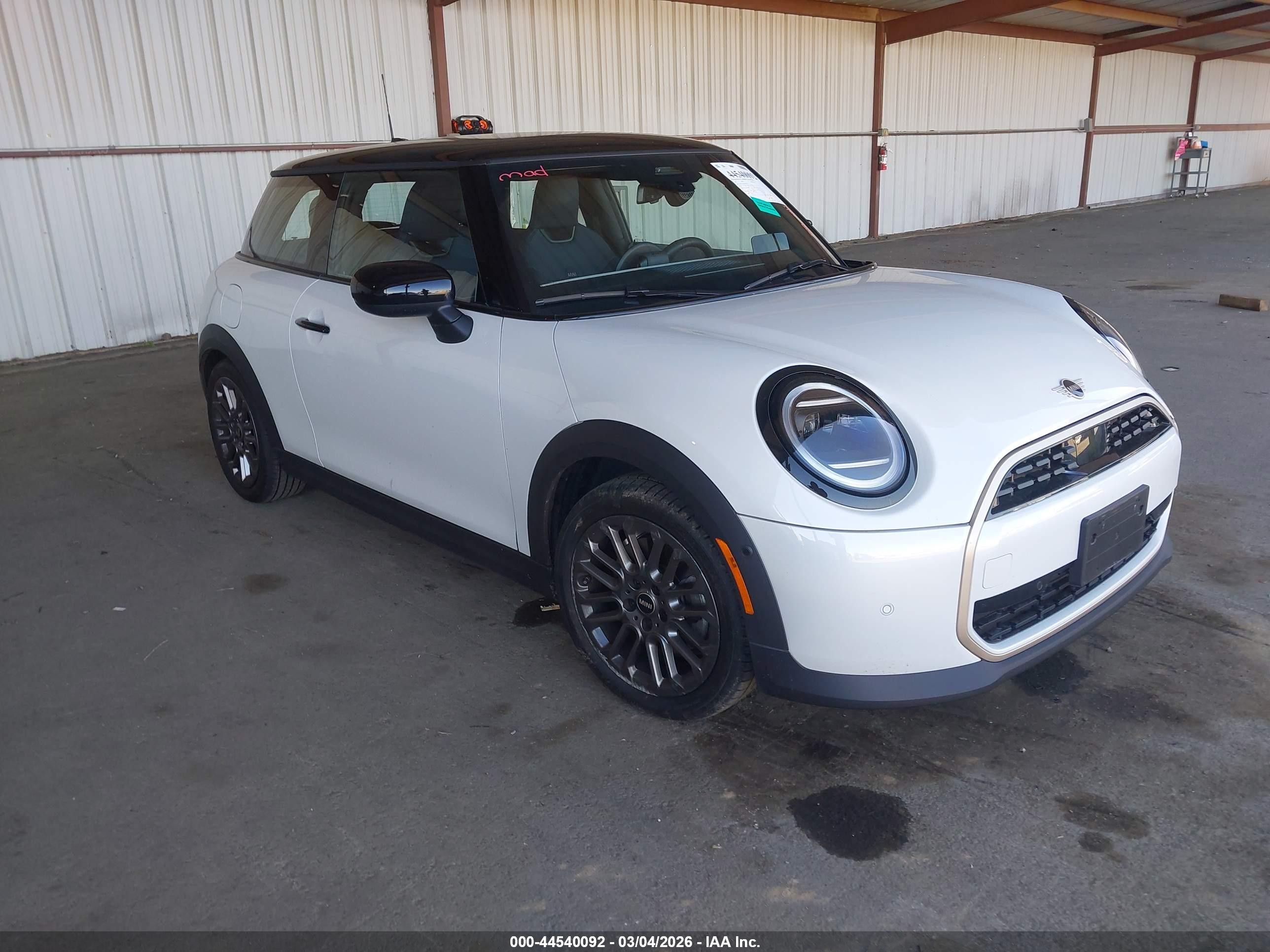 2025 MINI Hardtop Cooper, VIN WMW13GD08S2W46227 — Перед