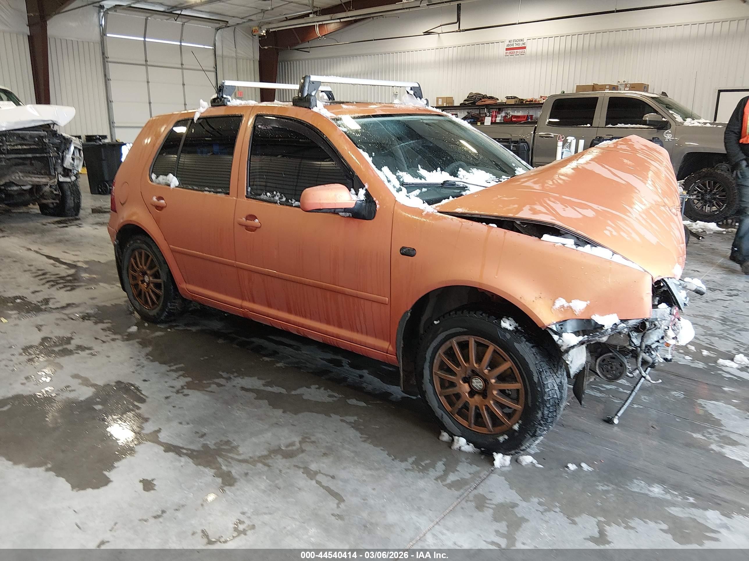 2005 Volkswagen Golf GLS, VIN 9BWGR61J954008585 — Front end