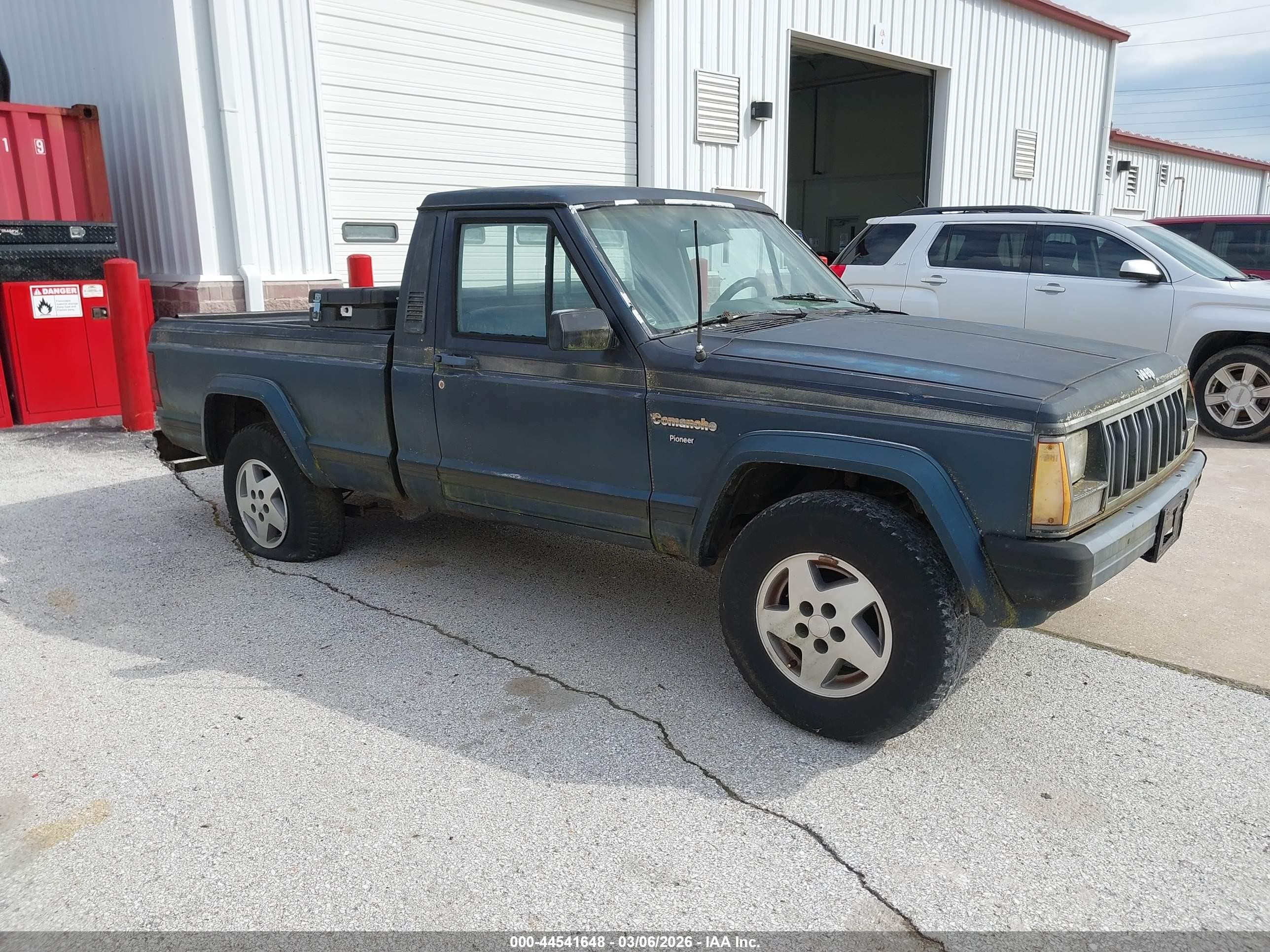 1988 Jeep Comanche PIONEER, VIN 1JTHS64P4JT239654 — Бок