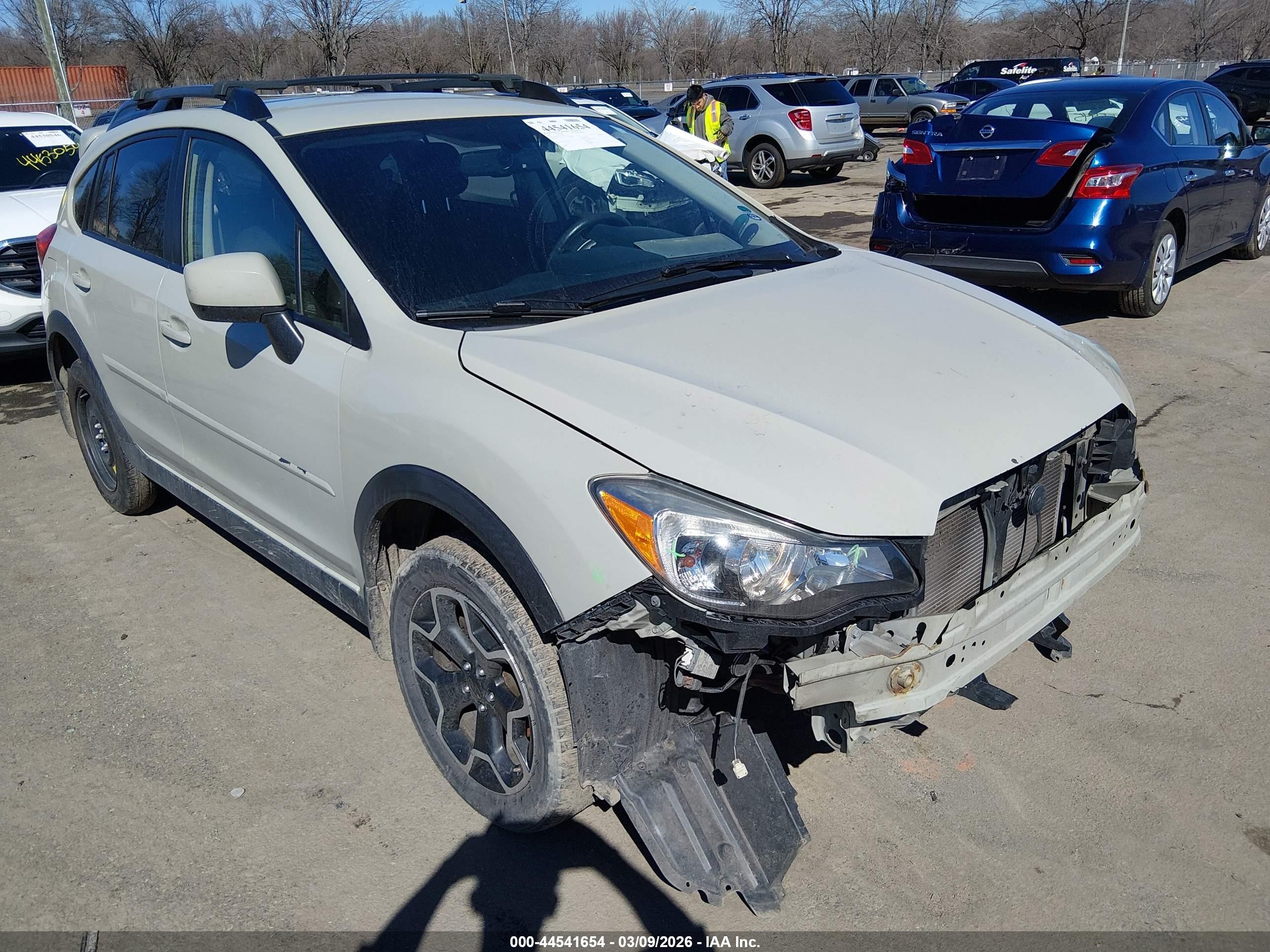 2014 Subaru Crosstrek Premium, VIN JF2GPACC5E8217415 — Front end