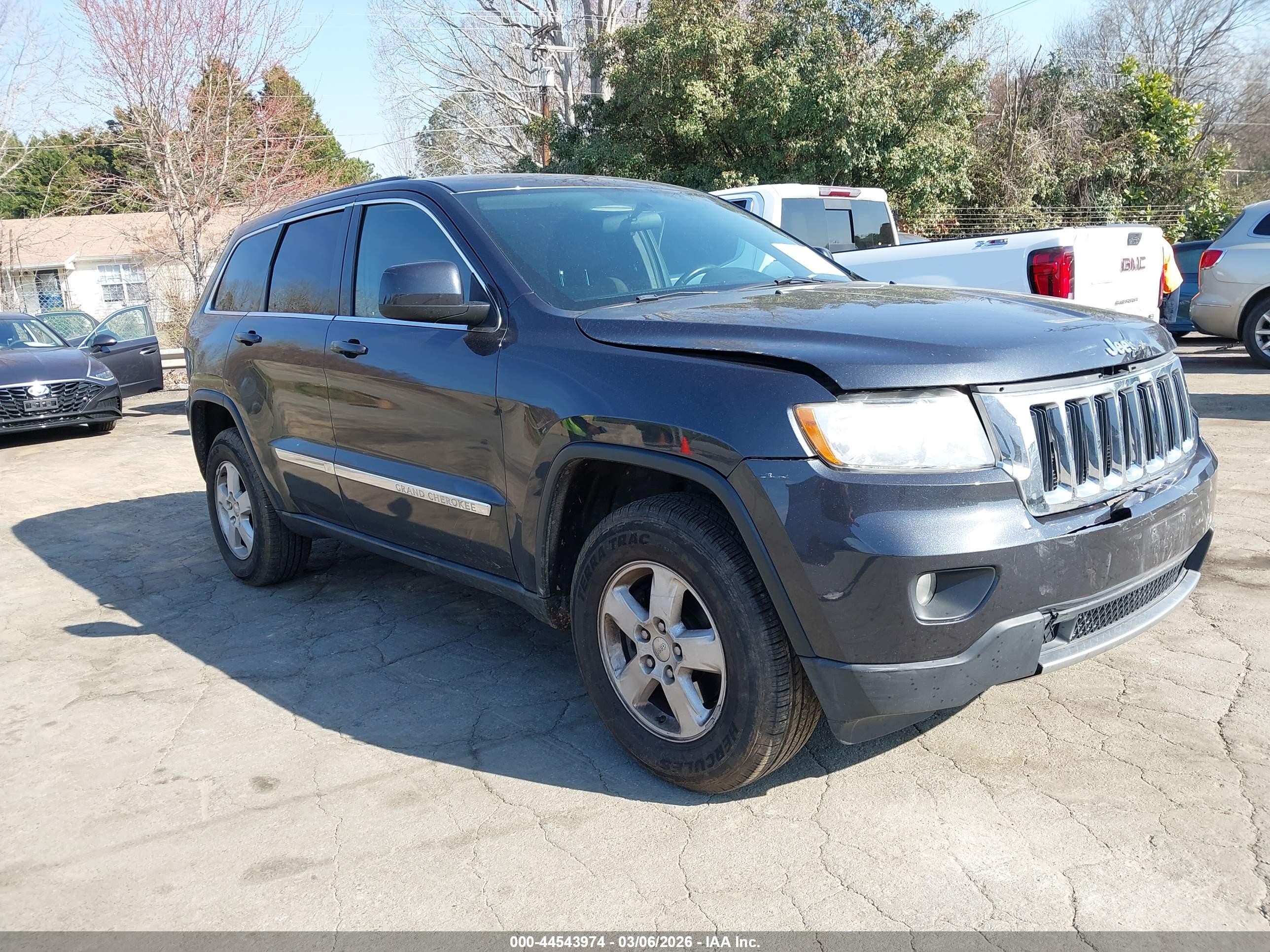 2013 Jeep Grand Cherokee Laredo, VIN 1C4RJFAG6DC568468 — Front end