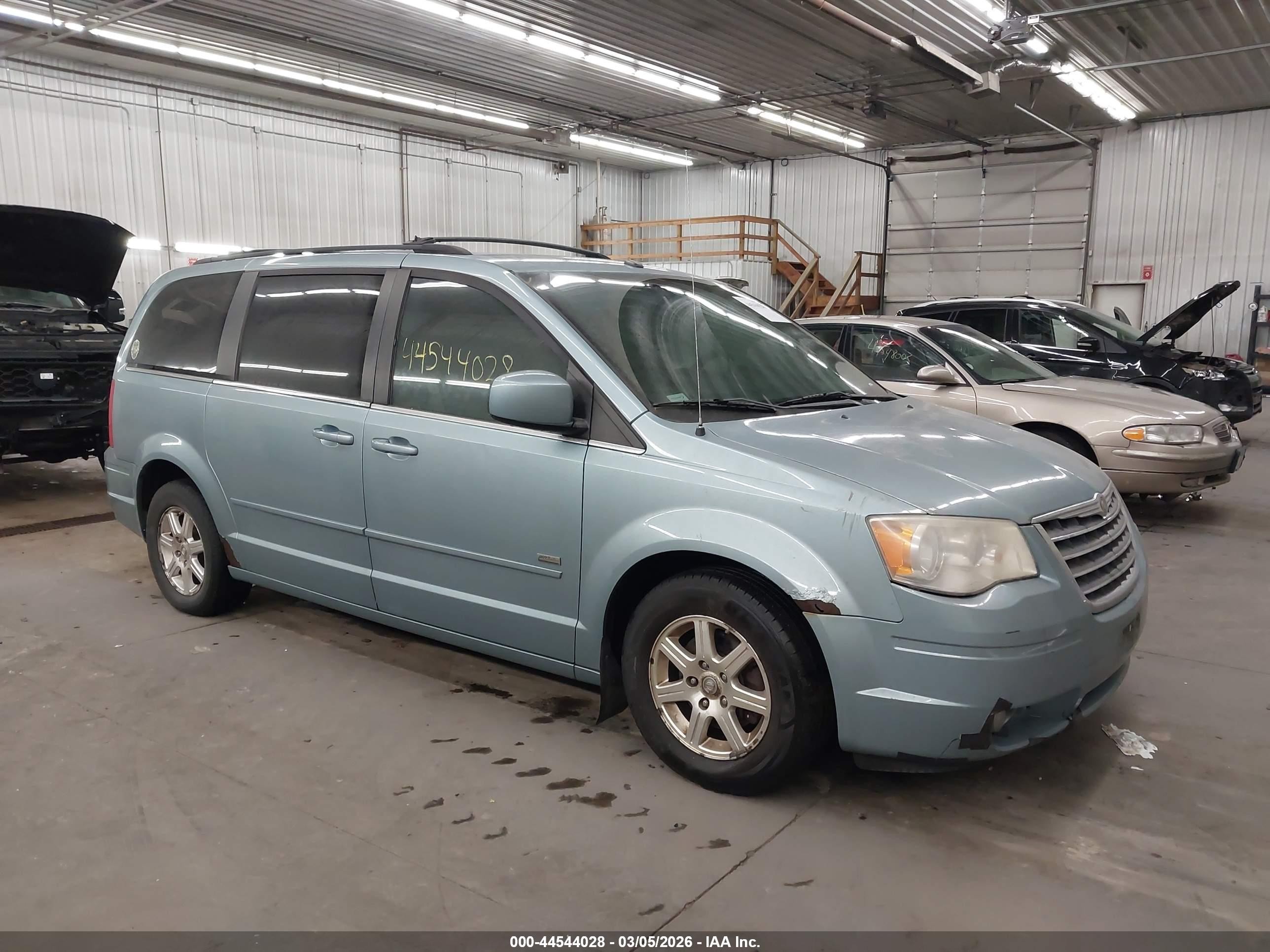 2008 Chrysler Town & Country Touring, VIN 2A8HR54P08R827584 — Пожар в салоне