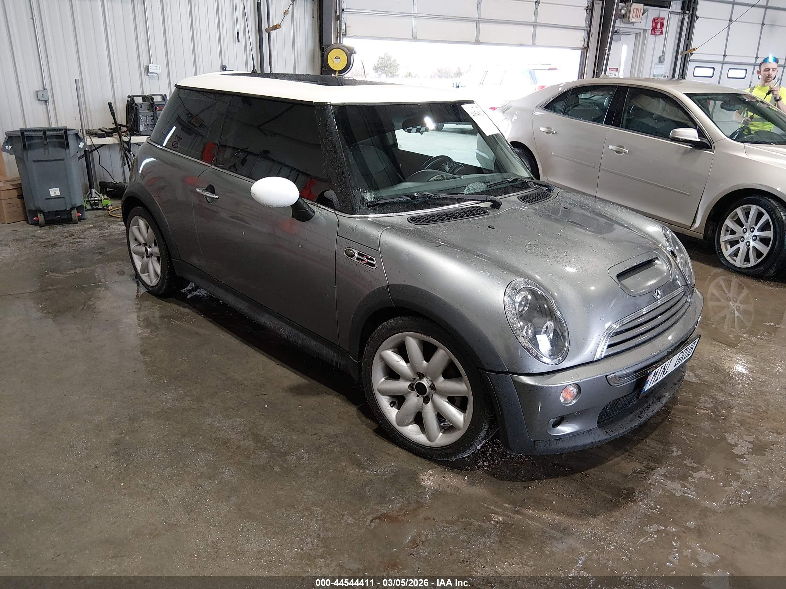 2003 MINI Hardtop S, VIN WMWRE33413TD65847 — Зад
