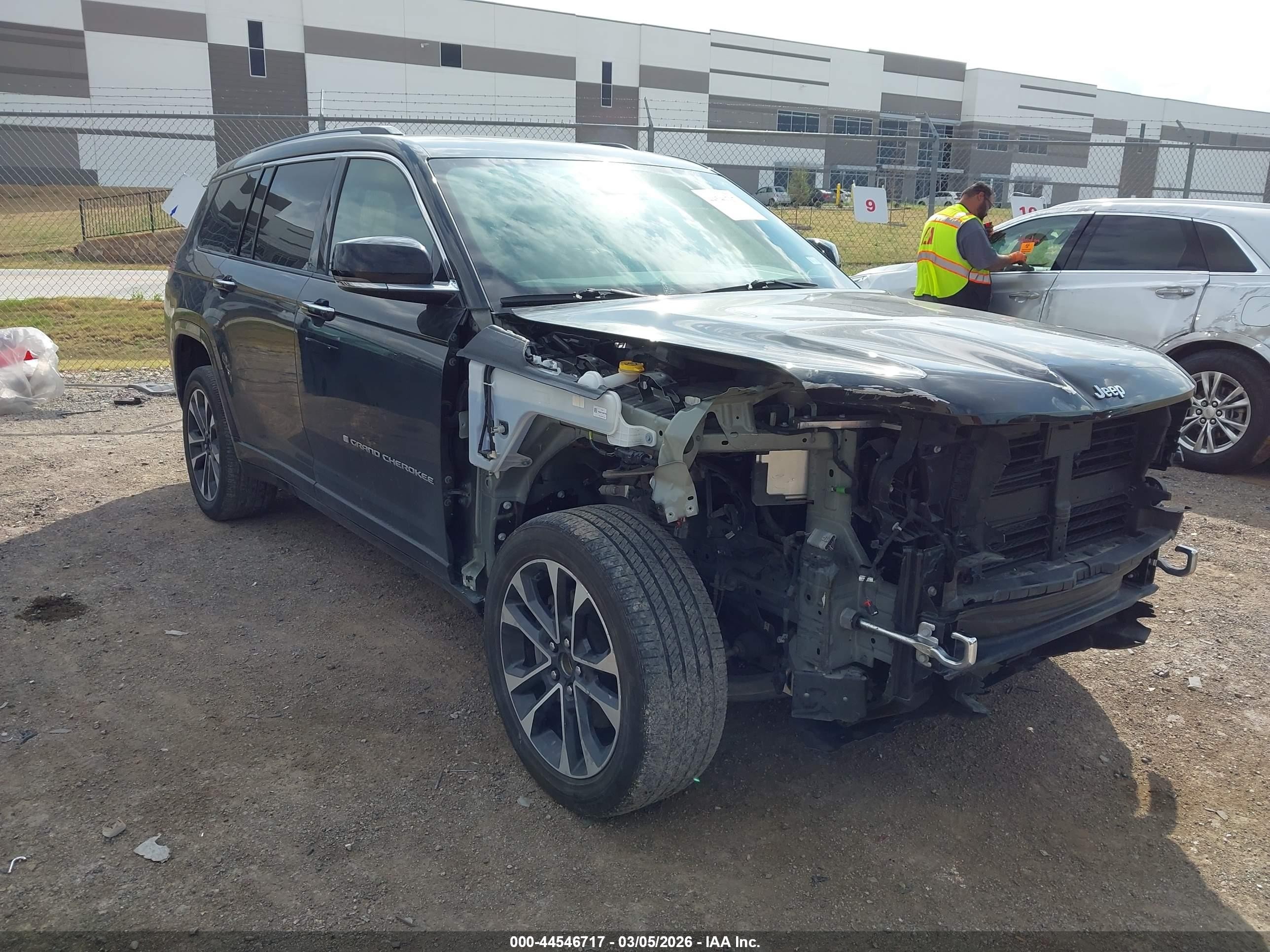 2023 Jeep Grand Cherokee Overland, VIN 1C4RJKDG0P8782108 — Front end