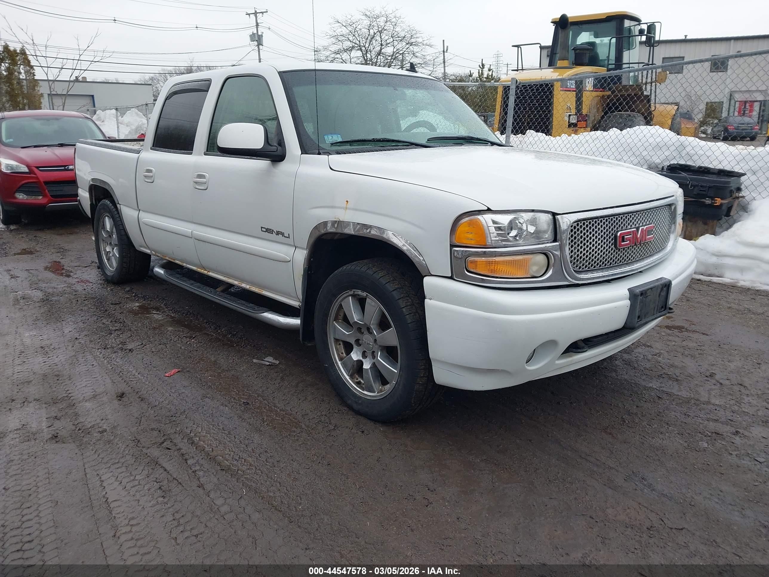 2006 GMC Sierra Denali, VIN 2GTEK63N061355340 — Front end