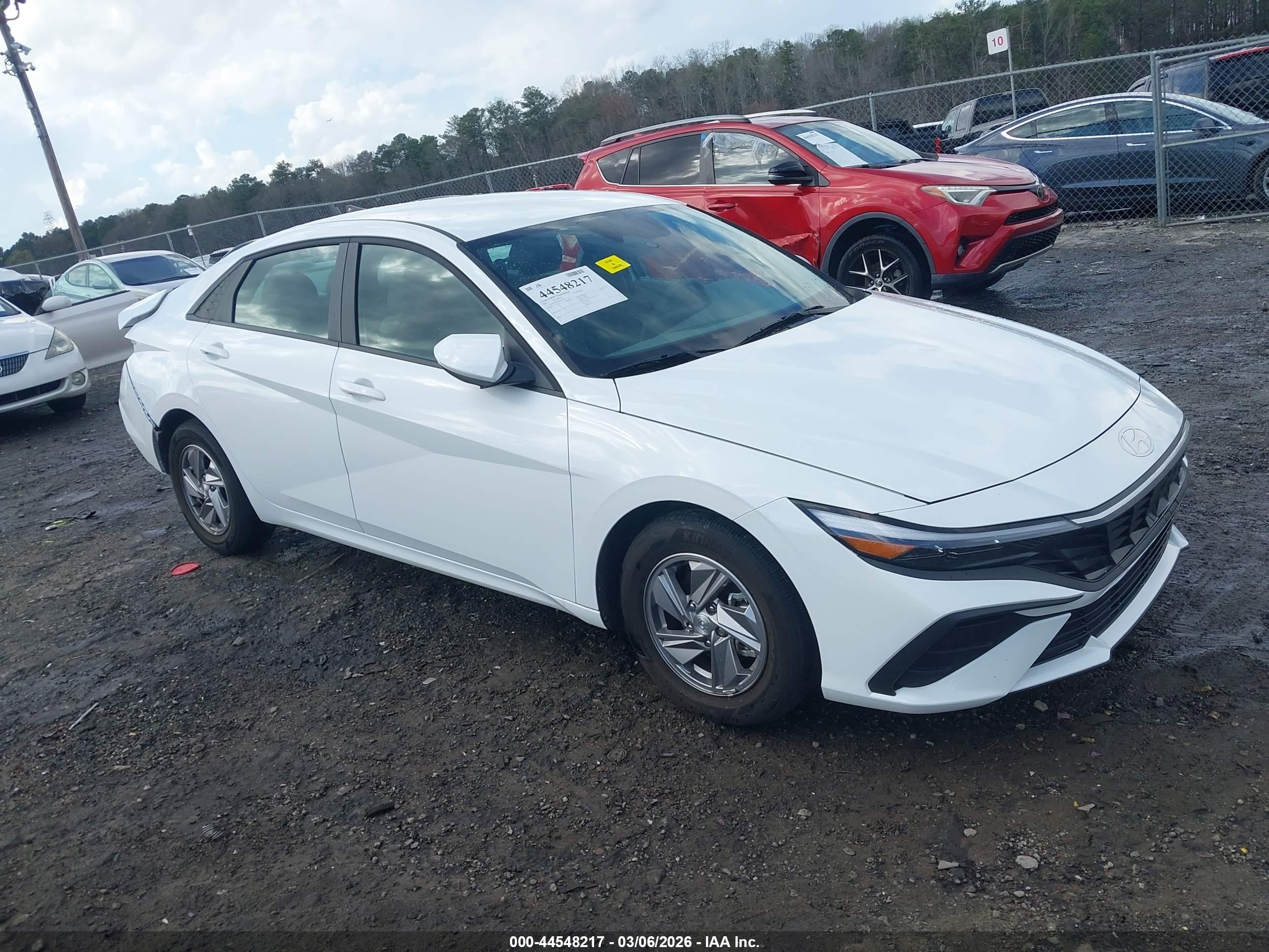 2025 Hyundai Elantra SE, VIN KMHLL4DG5SU862057 — Rear end