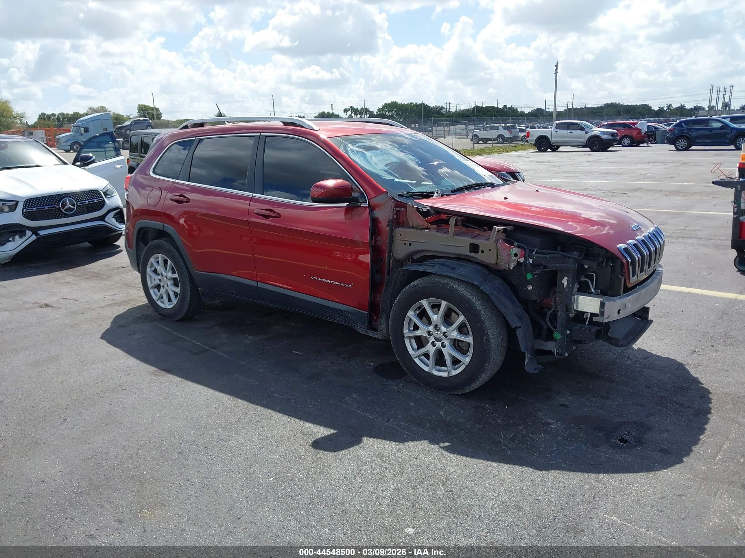 2017 Jeep Cherokee Latitude, VIN 1C4PJLCB5HD222421 — Front end