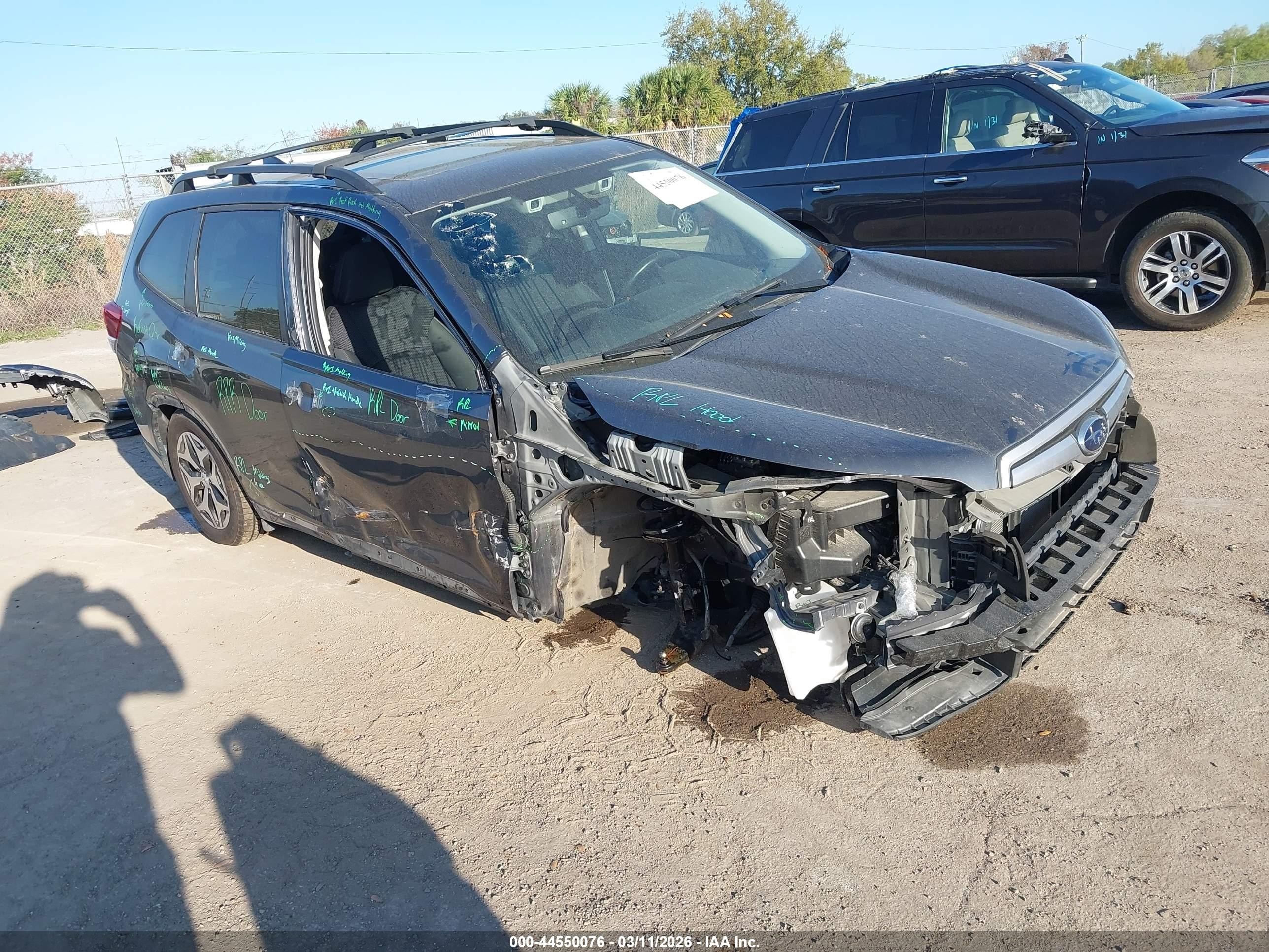 2021 Subaru Forester Premium, VIN JF2SKAJC7MH570815 — Front end