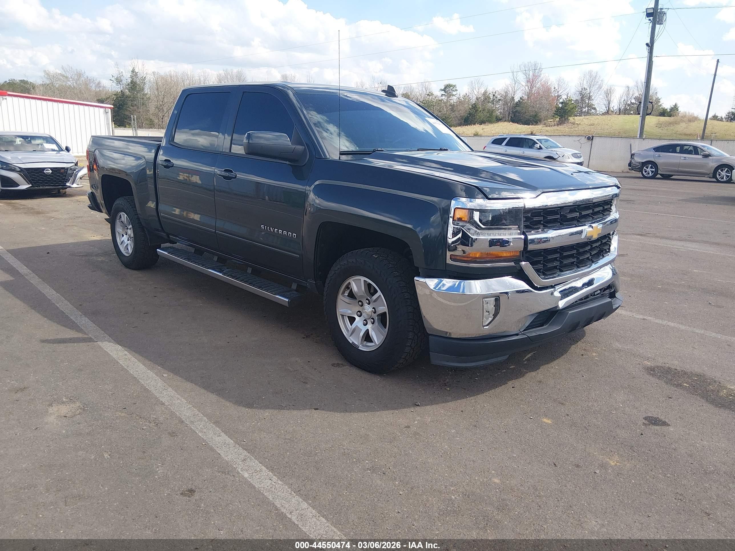 2017 Chevrolet Silverado 1500 LT, VIN 3GCPCREC2HG258671 — Перед