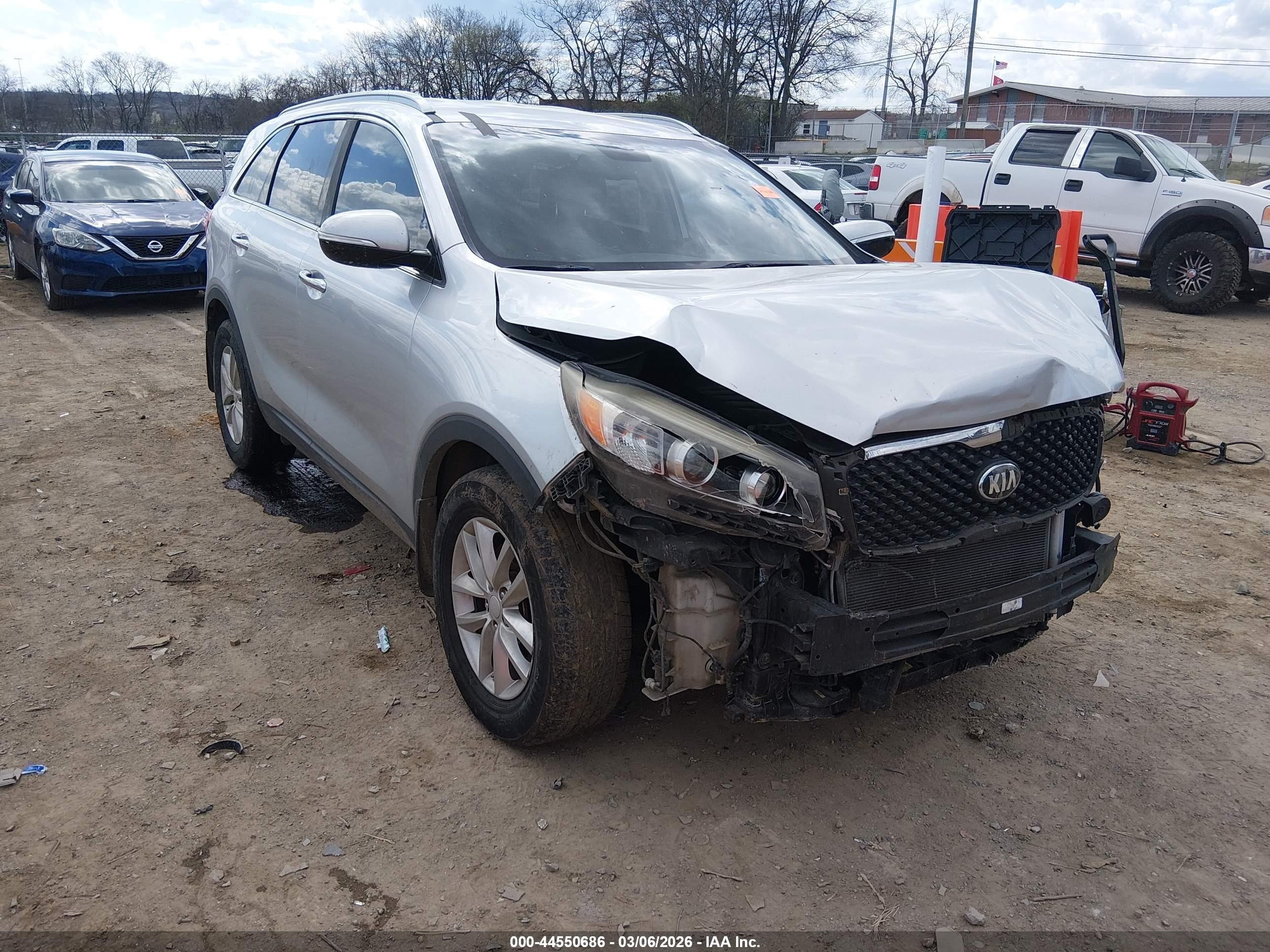 2017 Kia Sorento LX, VIN 5XYPG4A55HG227038 — Front end