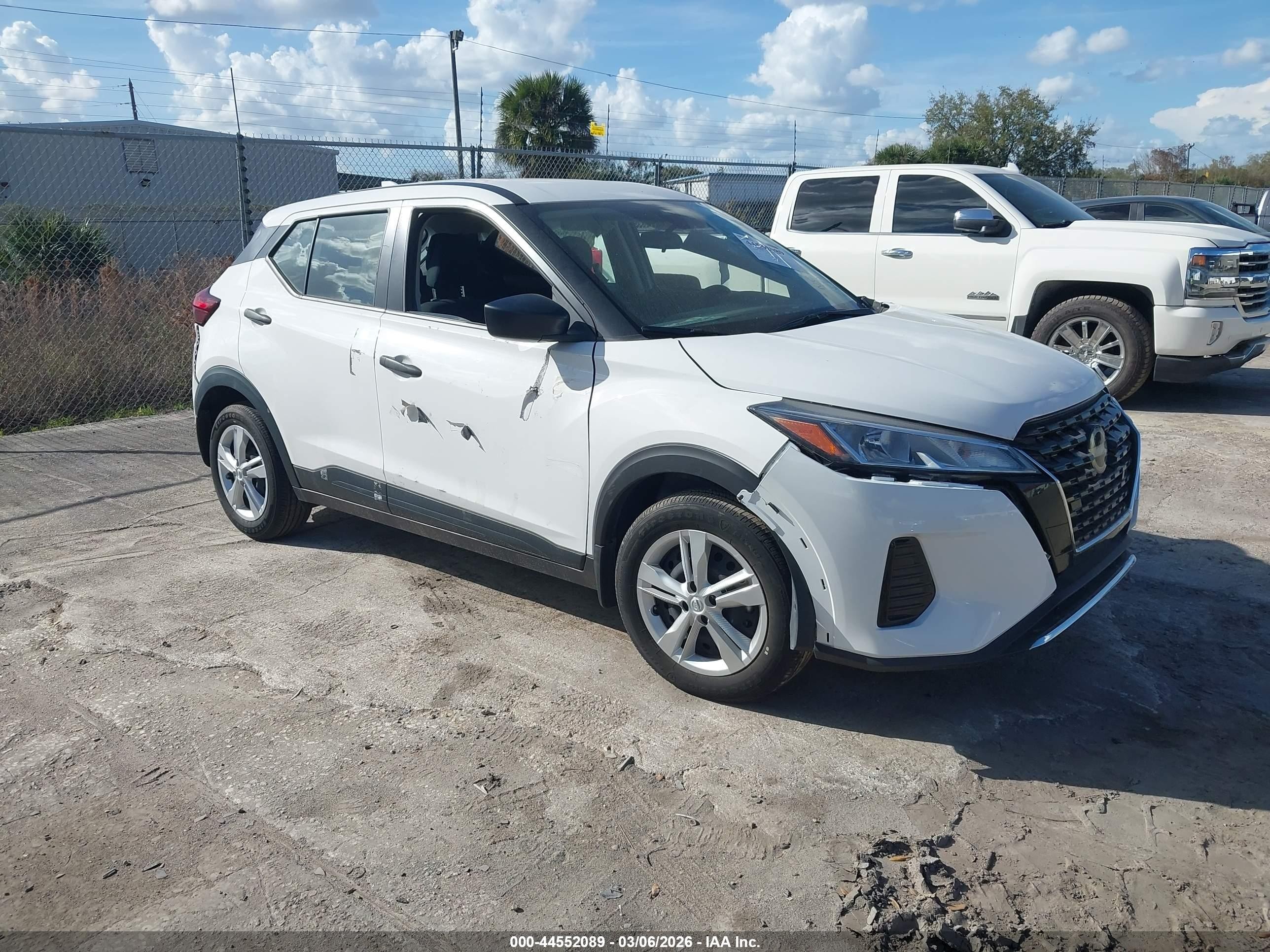 2024 Nissan Kicks S, VIN 3N1CP5BV6RL529535 — Front end
