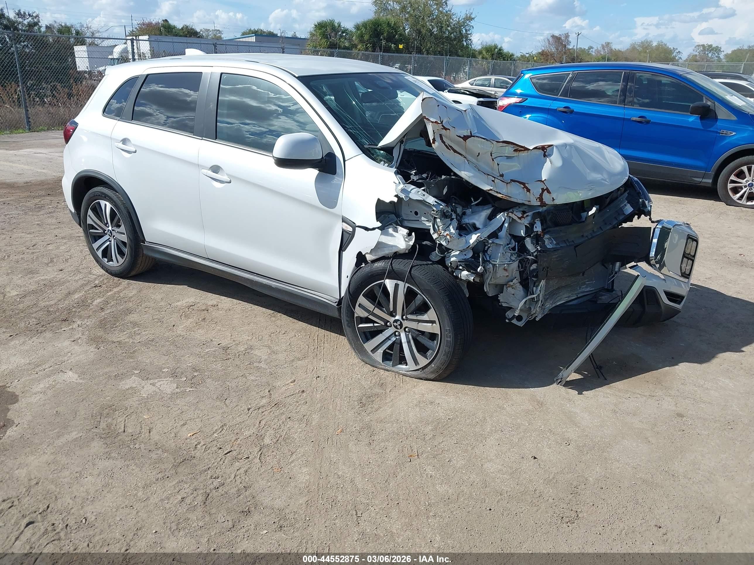 2023 Mitsubishi Outlander ES, VIN JA4ARUAU9PU004161 — Front end