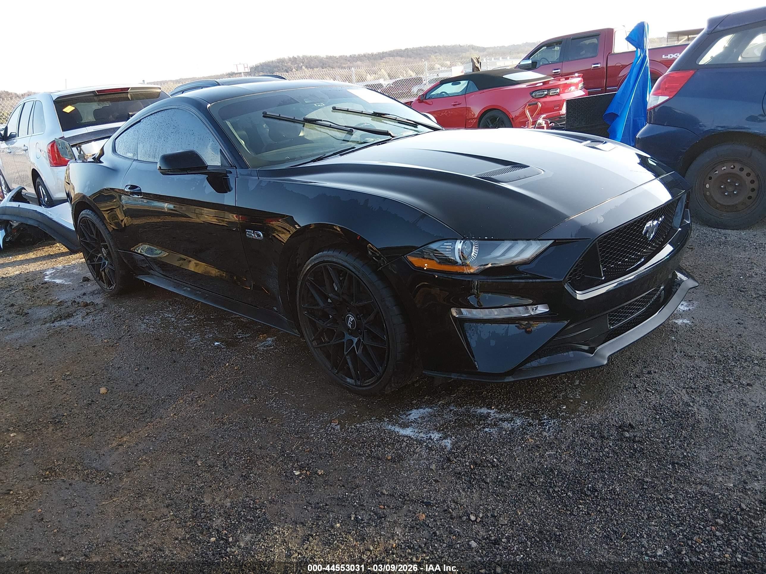 2018 Ford Mustang GT, VIN 1FA6P8CF2J5107016 — Перед