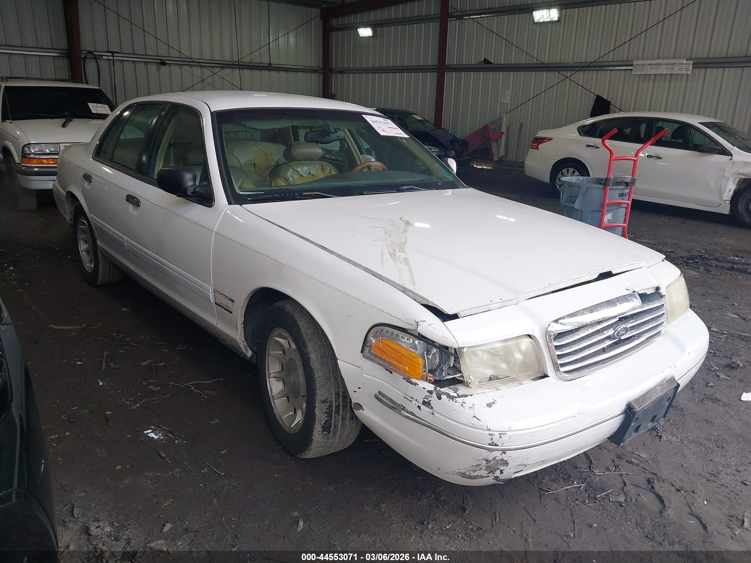 1998 Ford Crown Victoria LX, VIN 2FAFP74W1WX121200 — Front end
