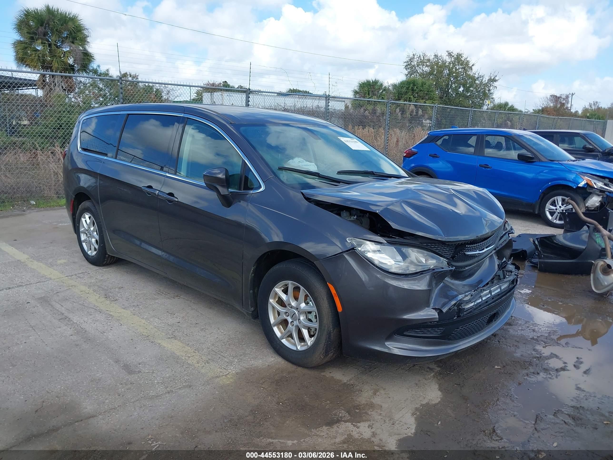 2022 Chrysler Voyager LX, VIN 2C4RC1CG5NR204139 — Перед