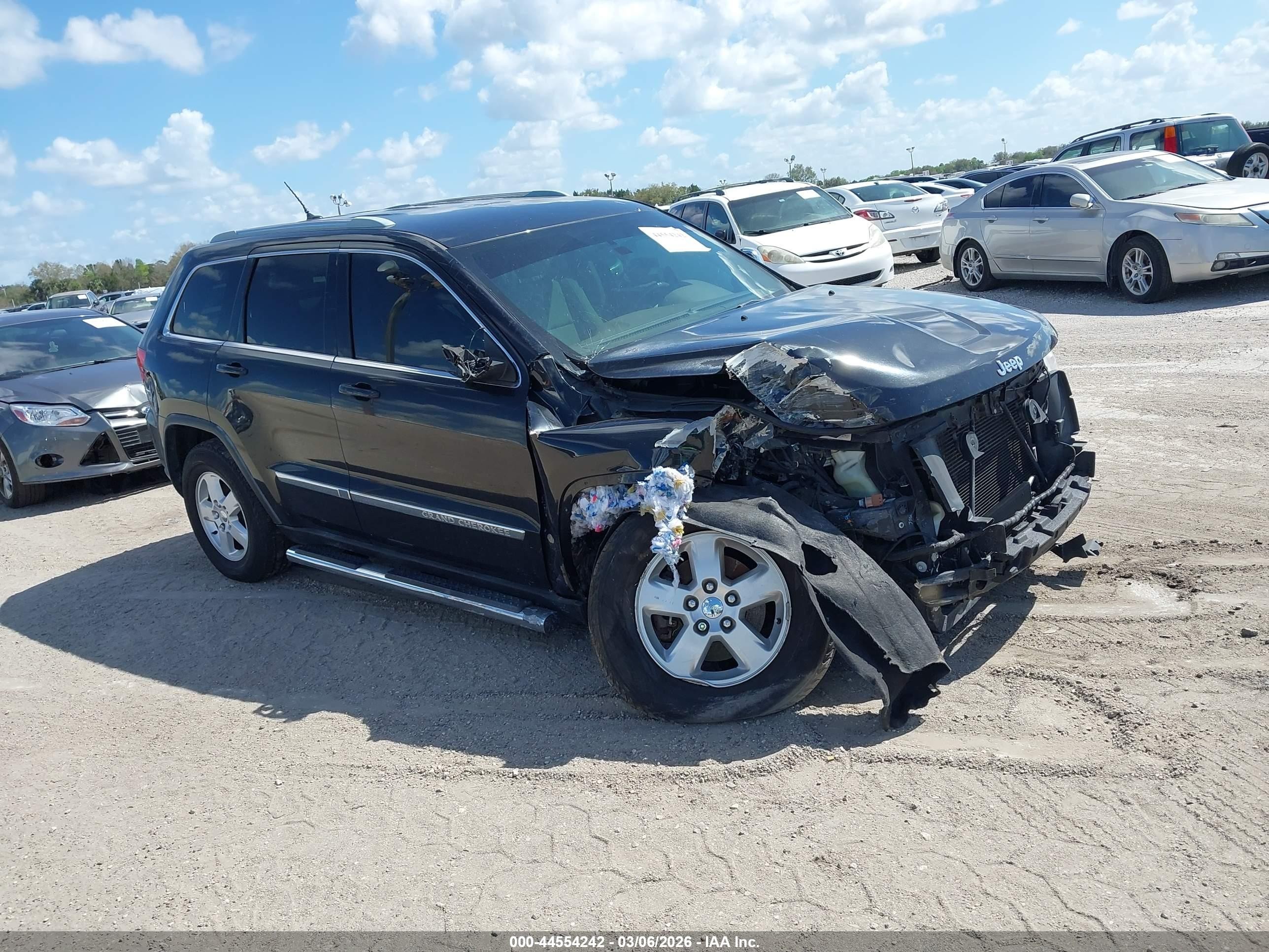 2011 Jeep Grand Cherokee Laredo, VIN 1J4RS4GG5BC613366 — Front end