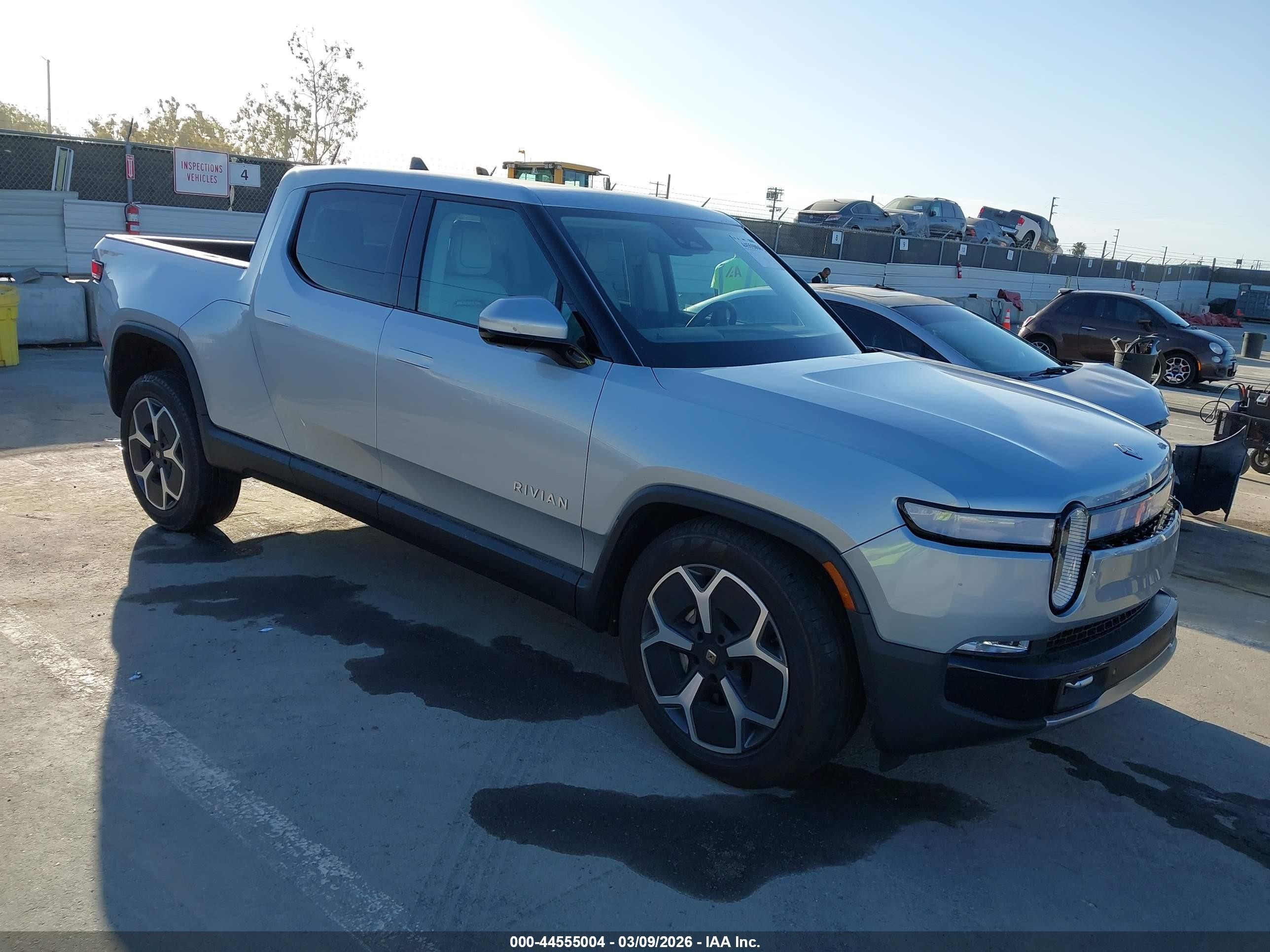 2024 Rivian R1T Adventure, VIN 7FCTGBAA7RN030439 — Front end