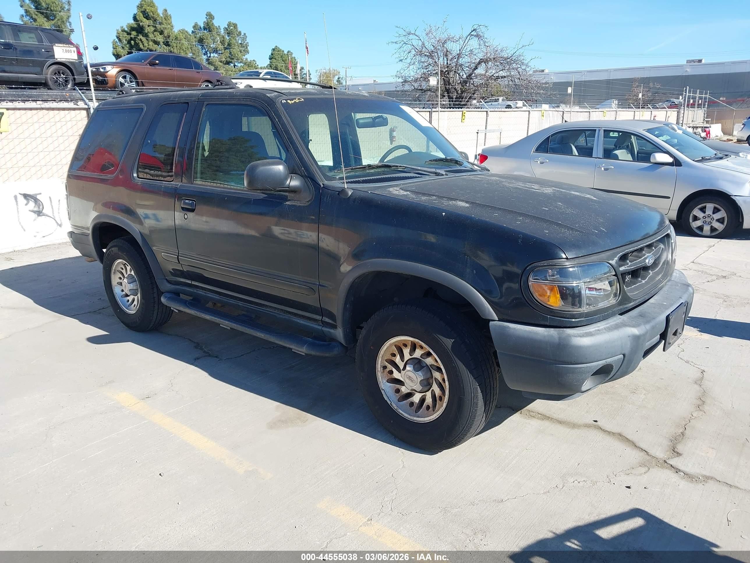 2000 Ford Explorer Sport, VIN 1FMYU60E8YUA07977 — Front end