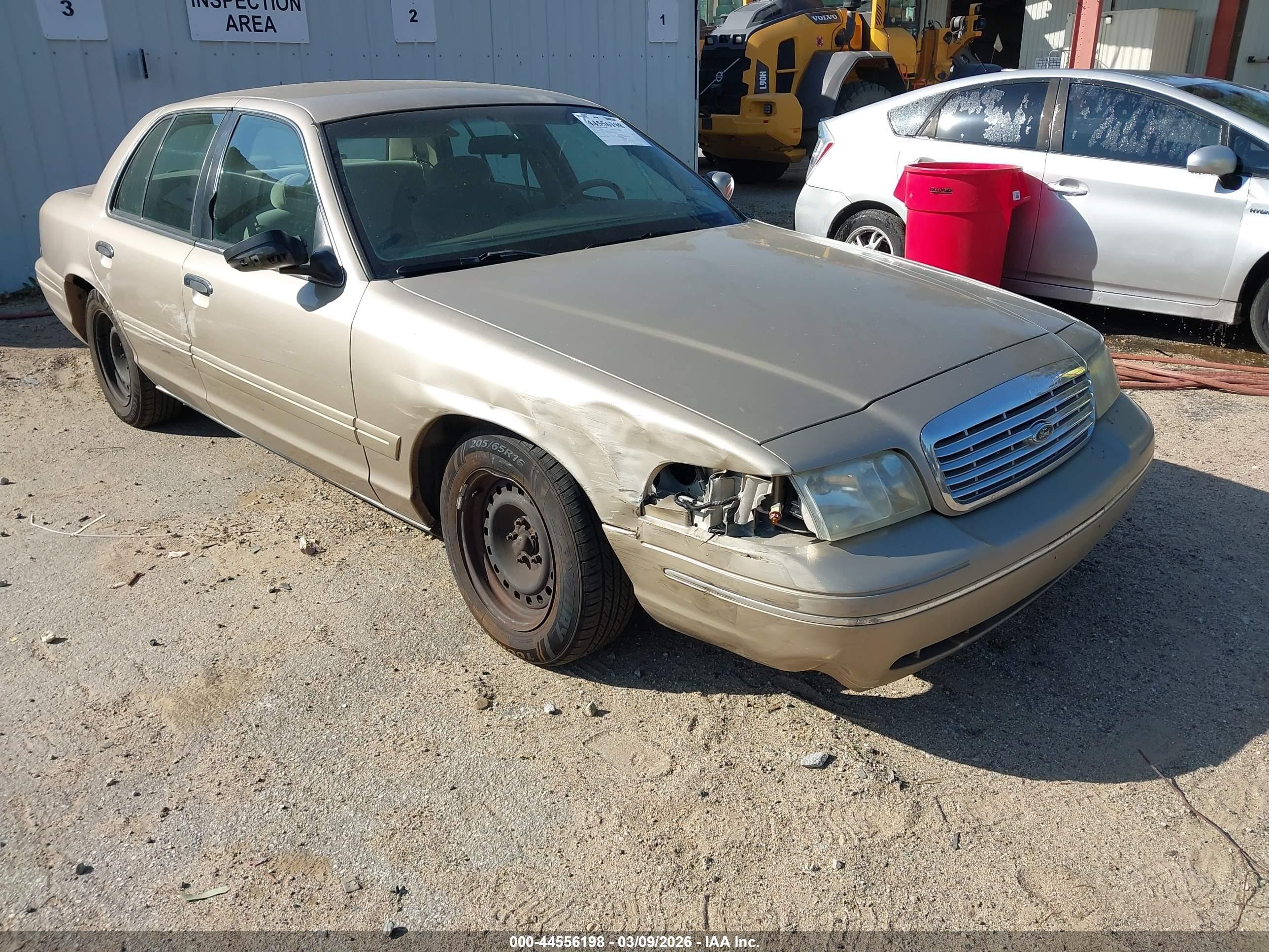 2000 Ford Crown Victoria, VIN 2FAFP73W8YX130044 — Side
