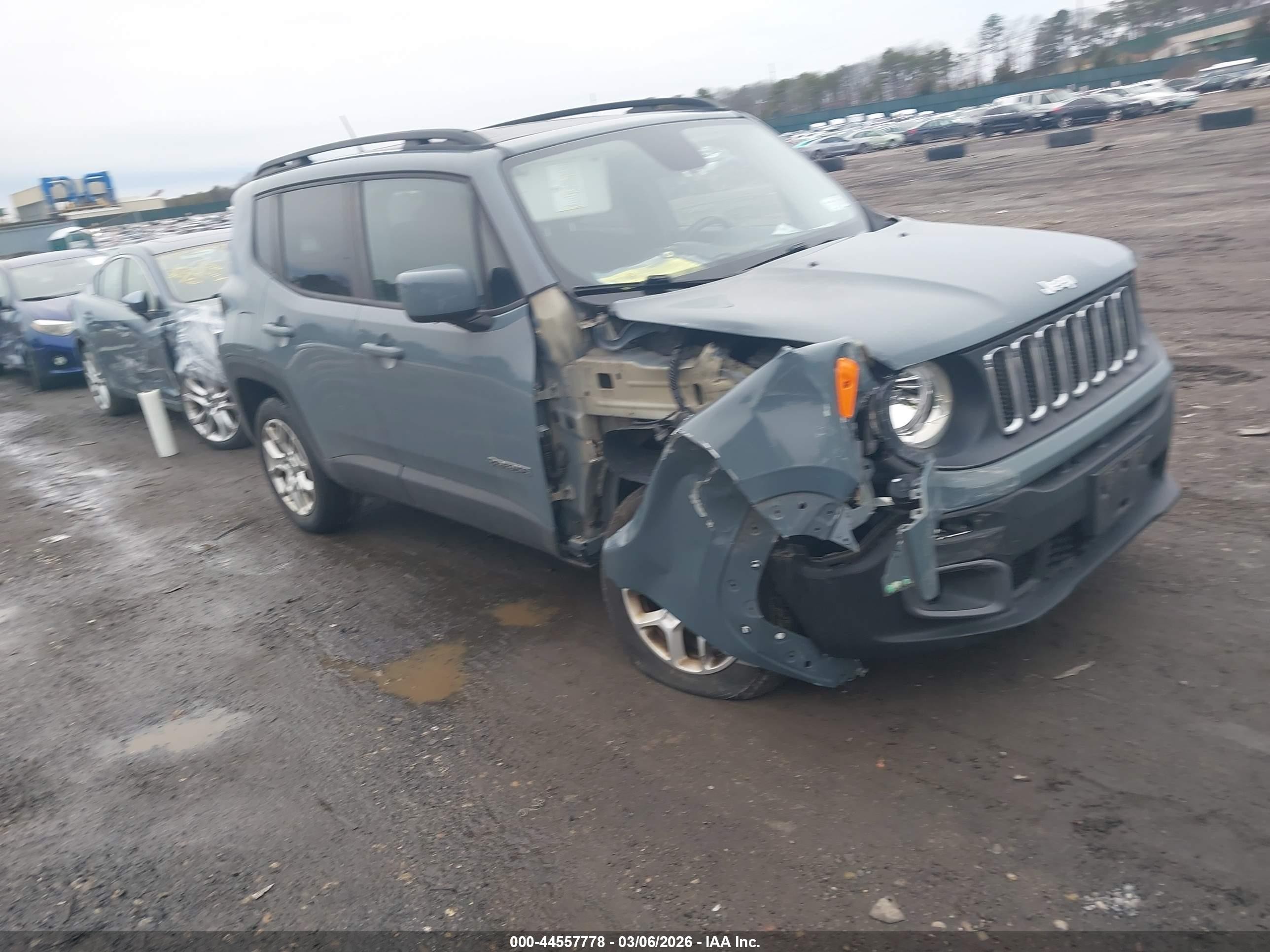 2017 Jeep Renegade Latitude, VIN ZACCJBBB4HPF97325 — Front end