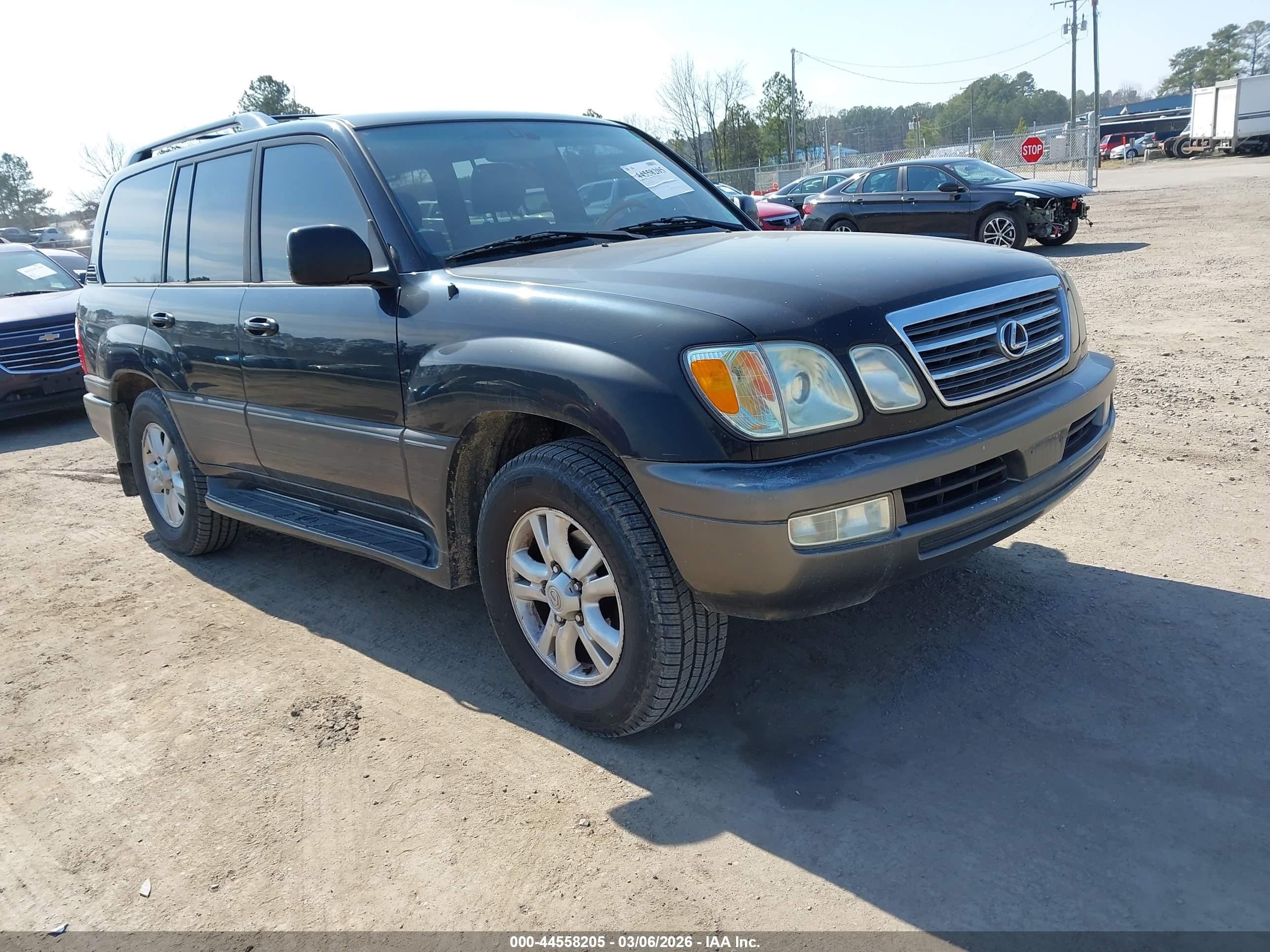 2005 Lexus LX 470, VIN JTJHT00WX53554745 — Front end