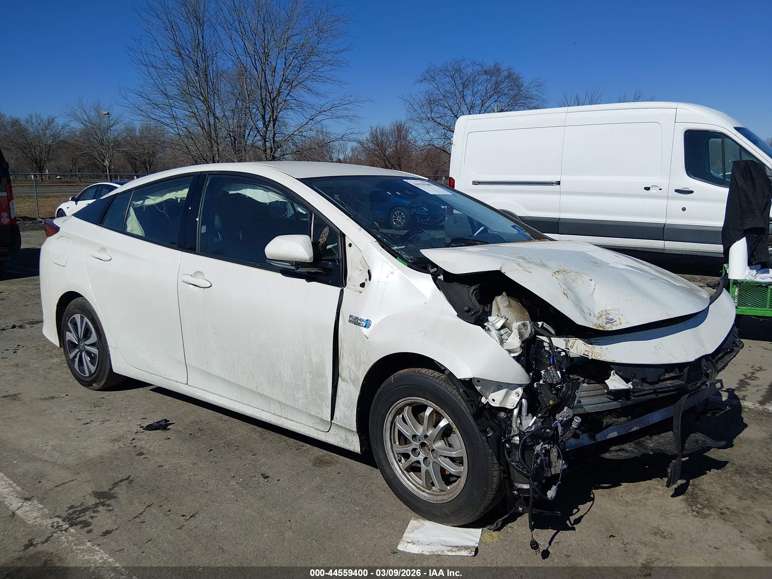2018 Toyota Prius Plus, VIN JTDKARFP7J3076944 — Front end