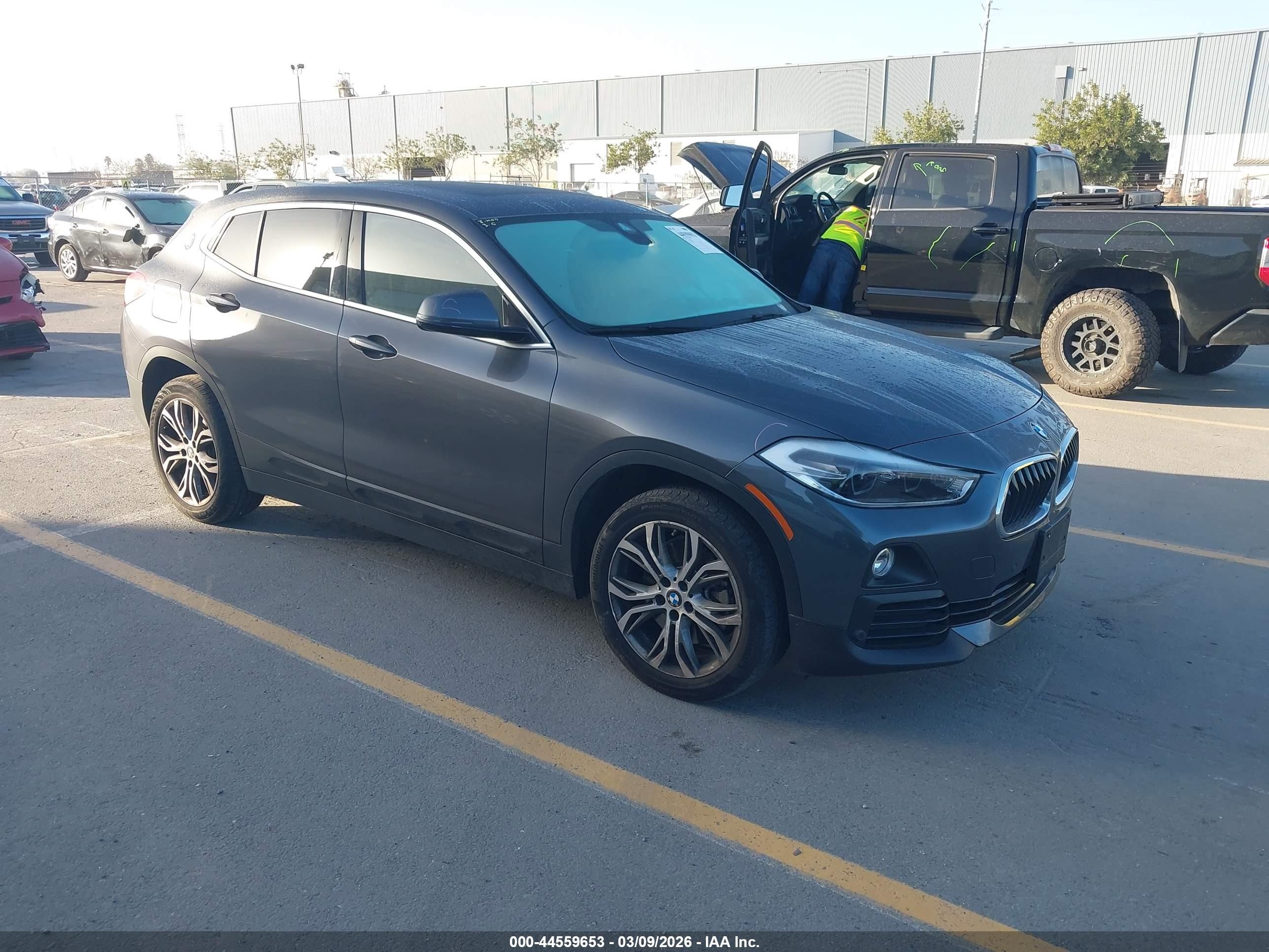 2020 BMW X2 xDrive28i, VIN WBXYJ1C08L5R40557 — Бок
