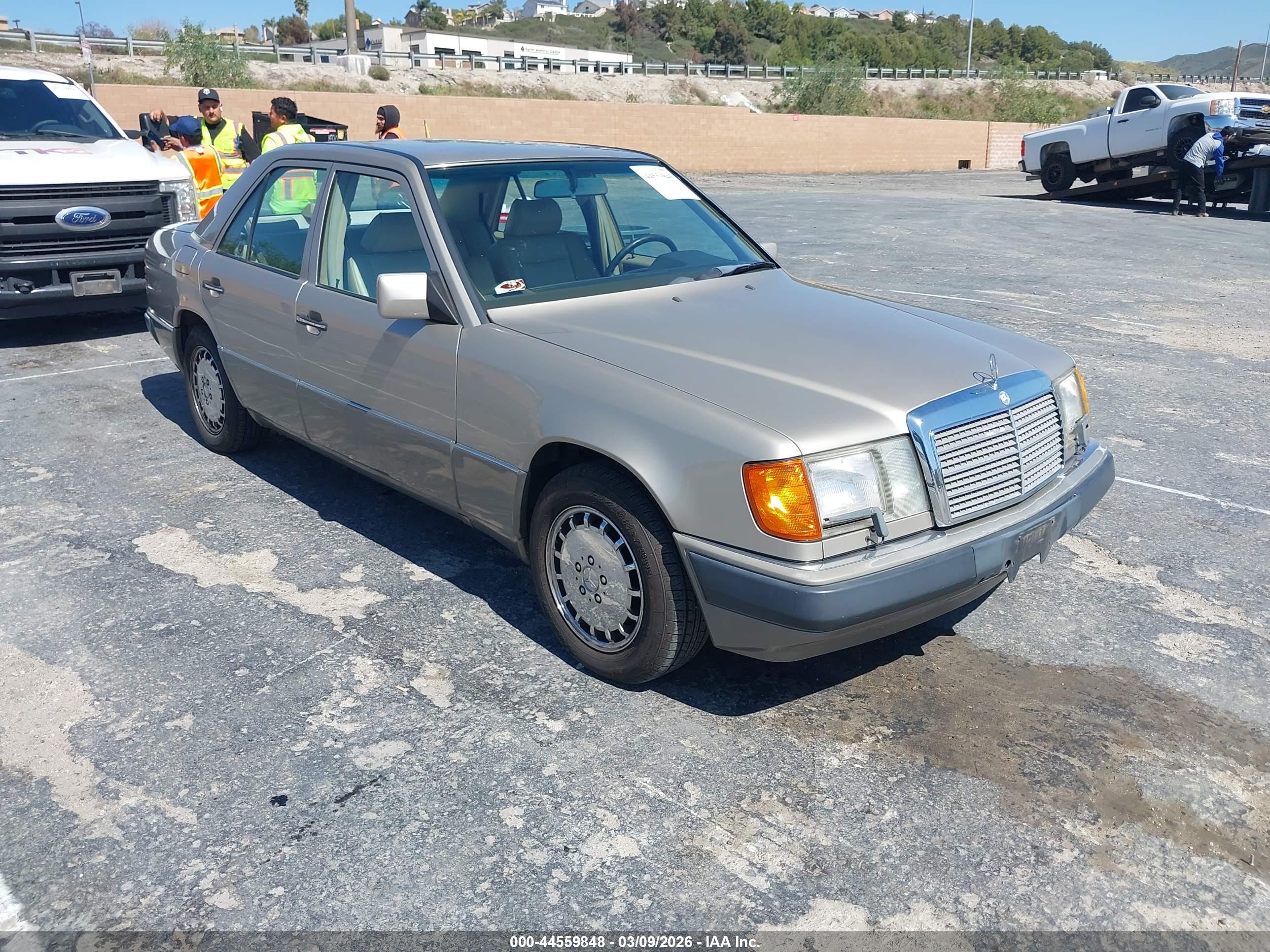 1990 Mercedes-Benz 300 E, VIN WDBEA30D1LB194665 — Side