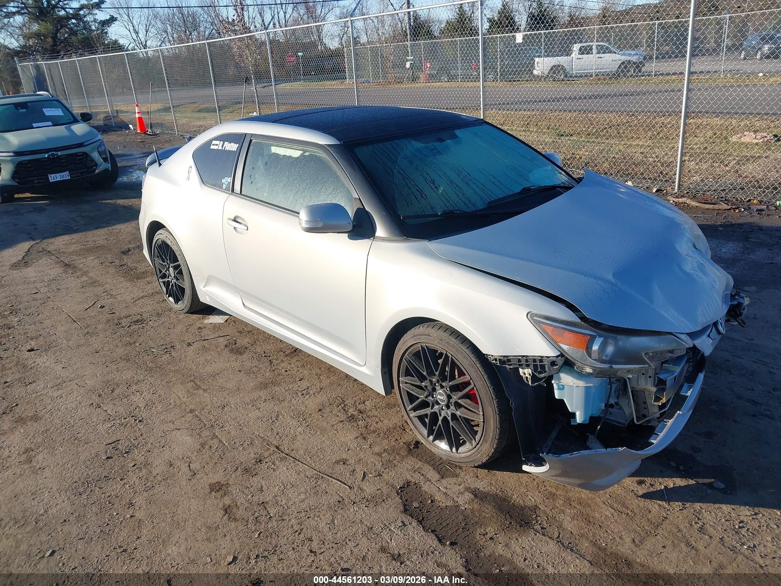 2014 Scion tC 10 Series, VIN JTKJF5C76E3070058 — Front end