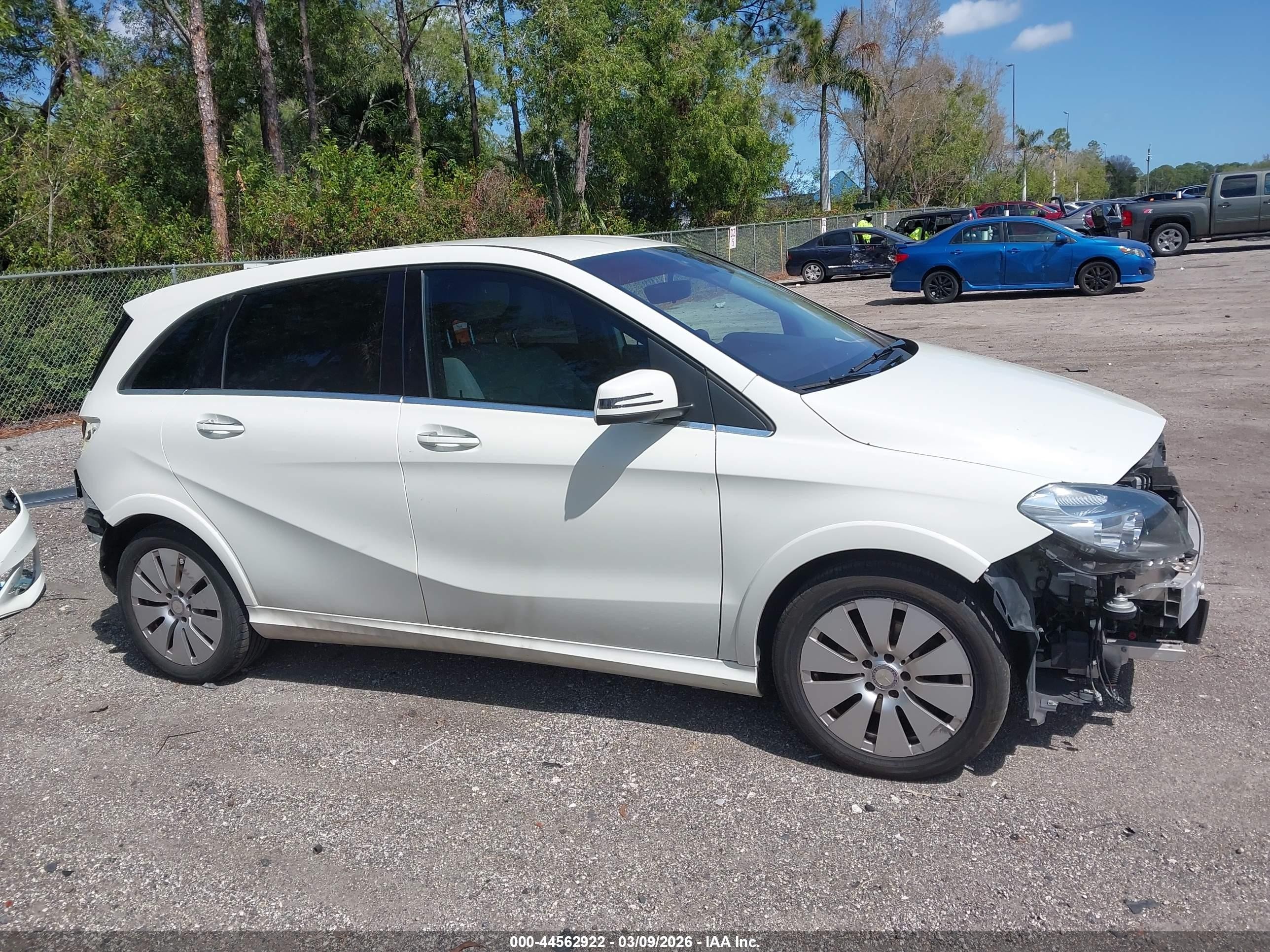 2015 Mercedes-Benz B Electric Drive, VIN WDDVP9AB5FJ004284 — Перед