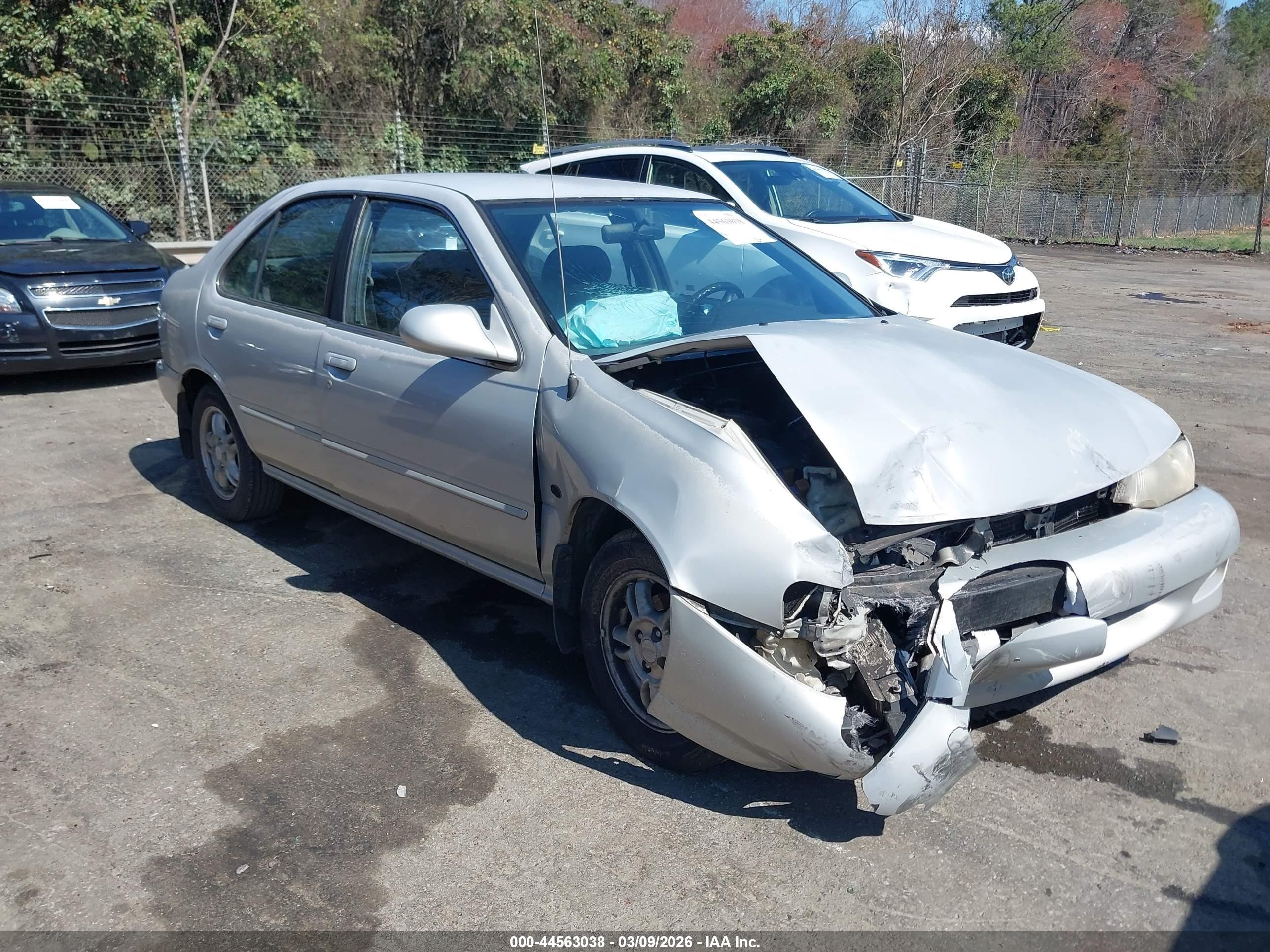 1999 Nissan Sentra XE, VIN 3N1AB41D8XL100337 — Перед