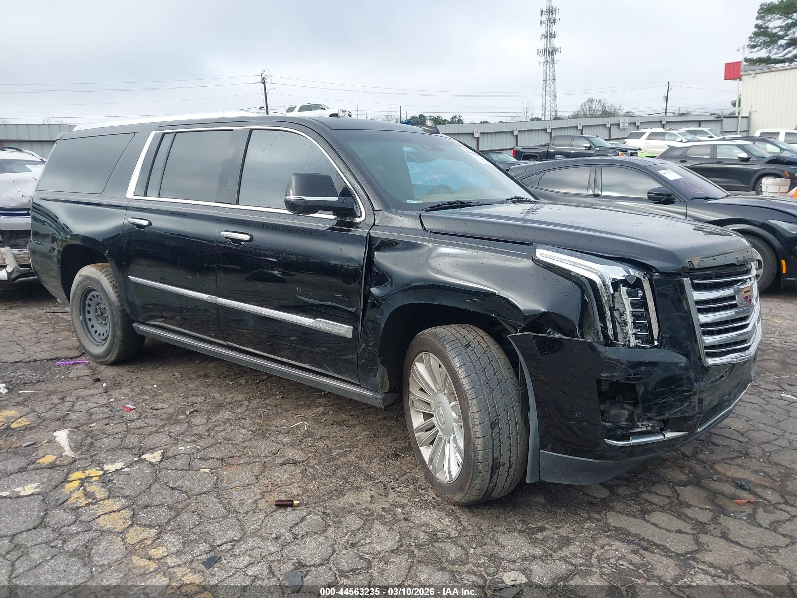 2017 Cadillac Escalade ESV Platinum, VIN 1GYS4KKJ7HR390160 — Front end