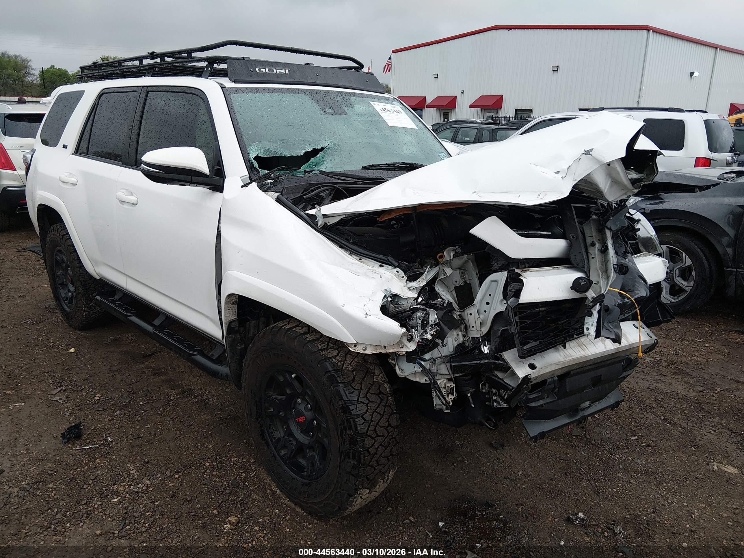 2021 Toyota 4Runner SR5 Premium, VIN JTEFU5JR9M5242542 — Front end
