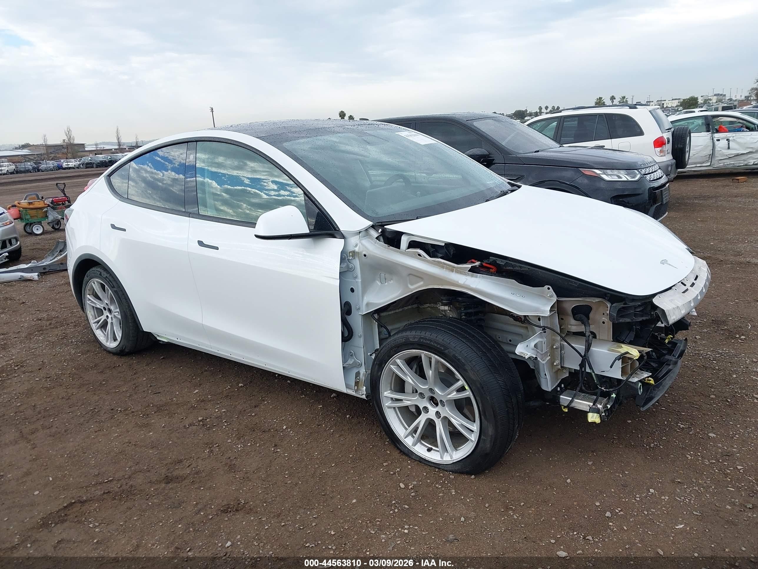 2021 Tesla Model Y Long Range, VIN 5YJYGDEE2MF218121 — Front end