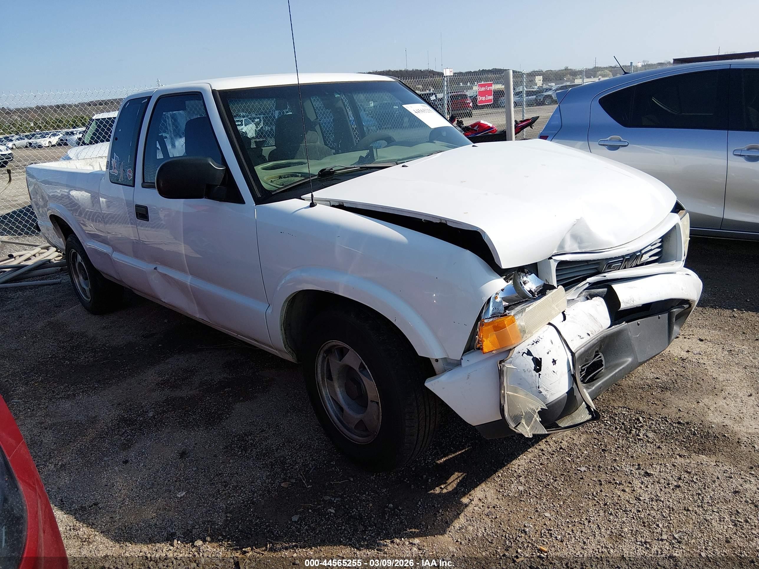 2000 GMC Sonoma SLS 1SG, VIN 1GTCS19W3Y8192113 — Front end