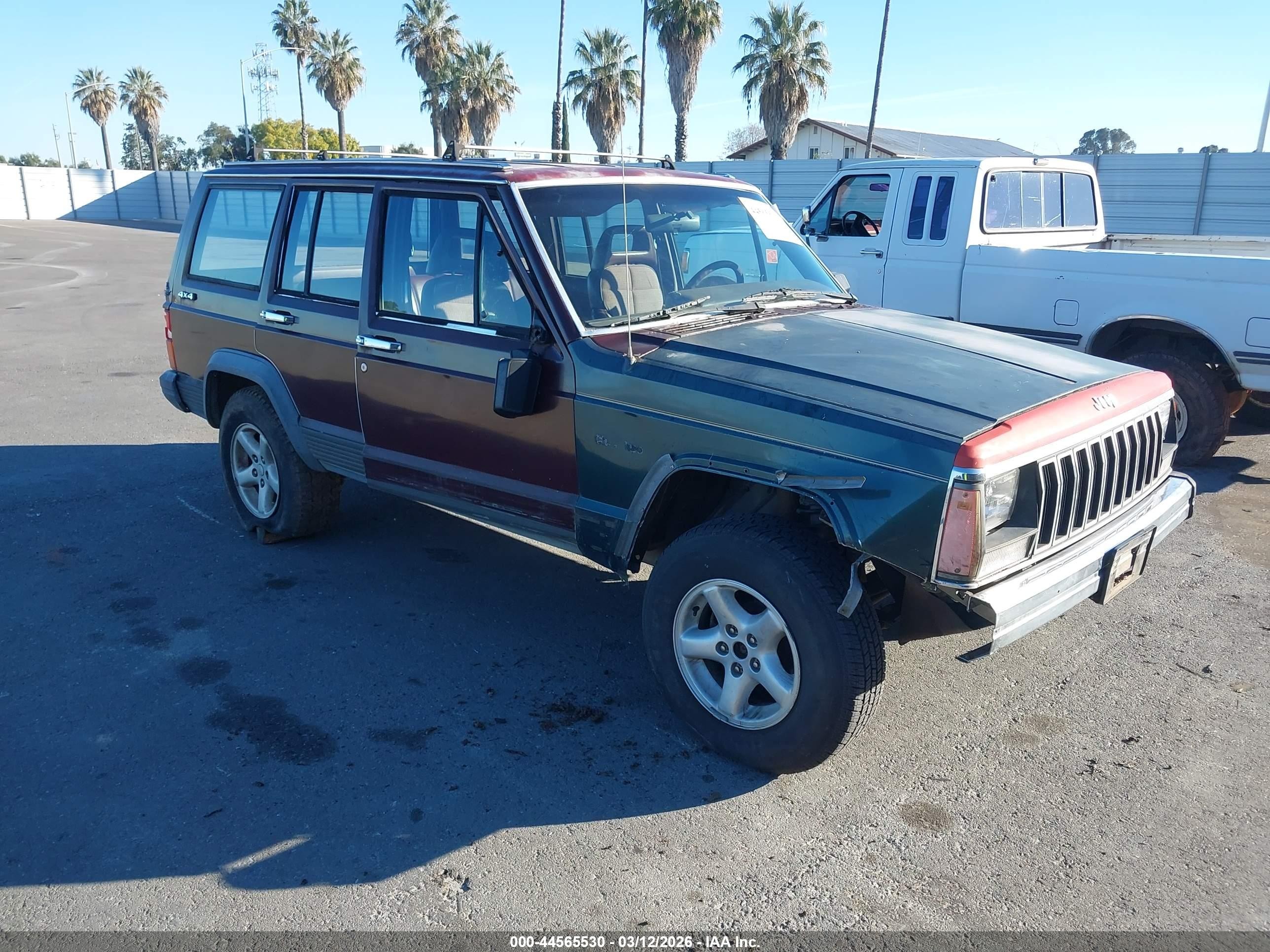 1988 Jeep Cherokee, VIN 1JCMT7842JT132829 — Front end