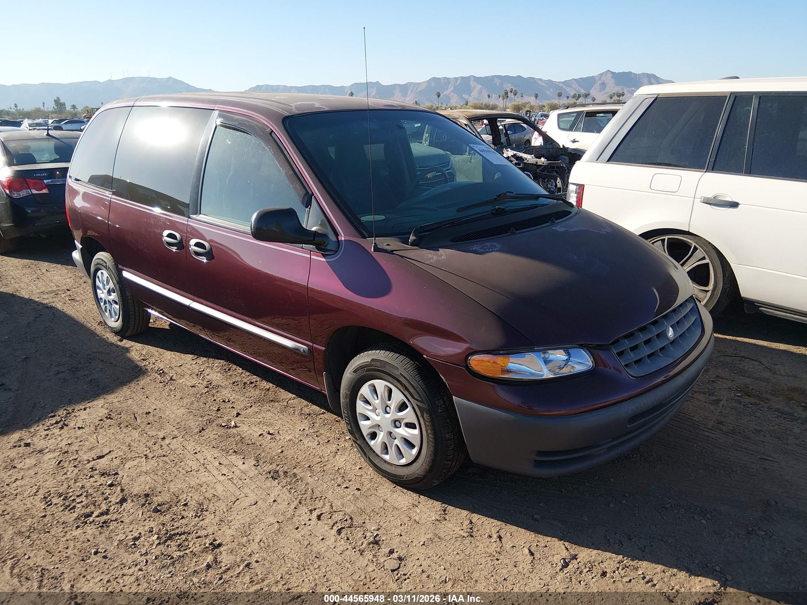 2000 Plymouth Voyager, VIN 2P4GP2539YR576241 — Перед