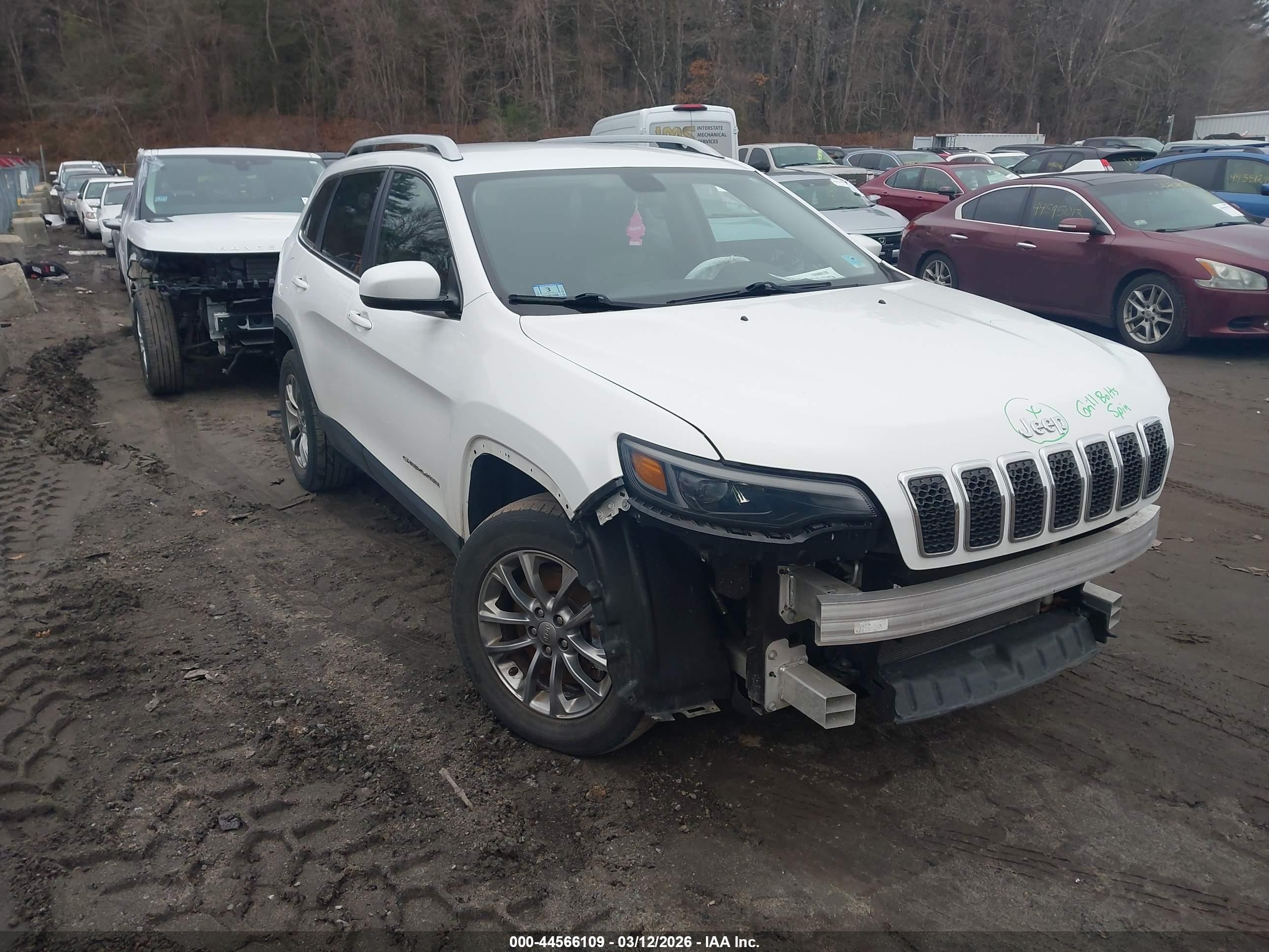 2019 Jeep Cherokee Latitude Plus, VIN 1C4PJMLB4KD404527 — Front end