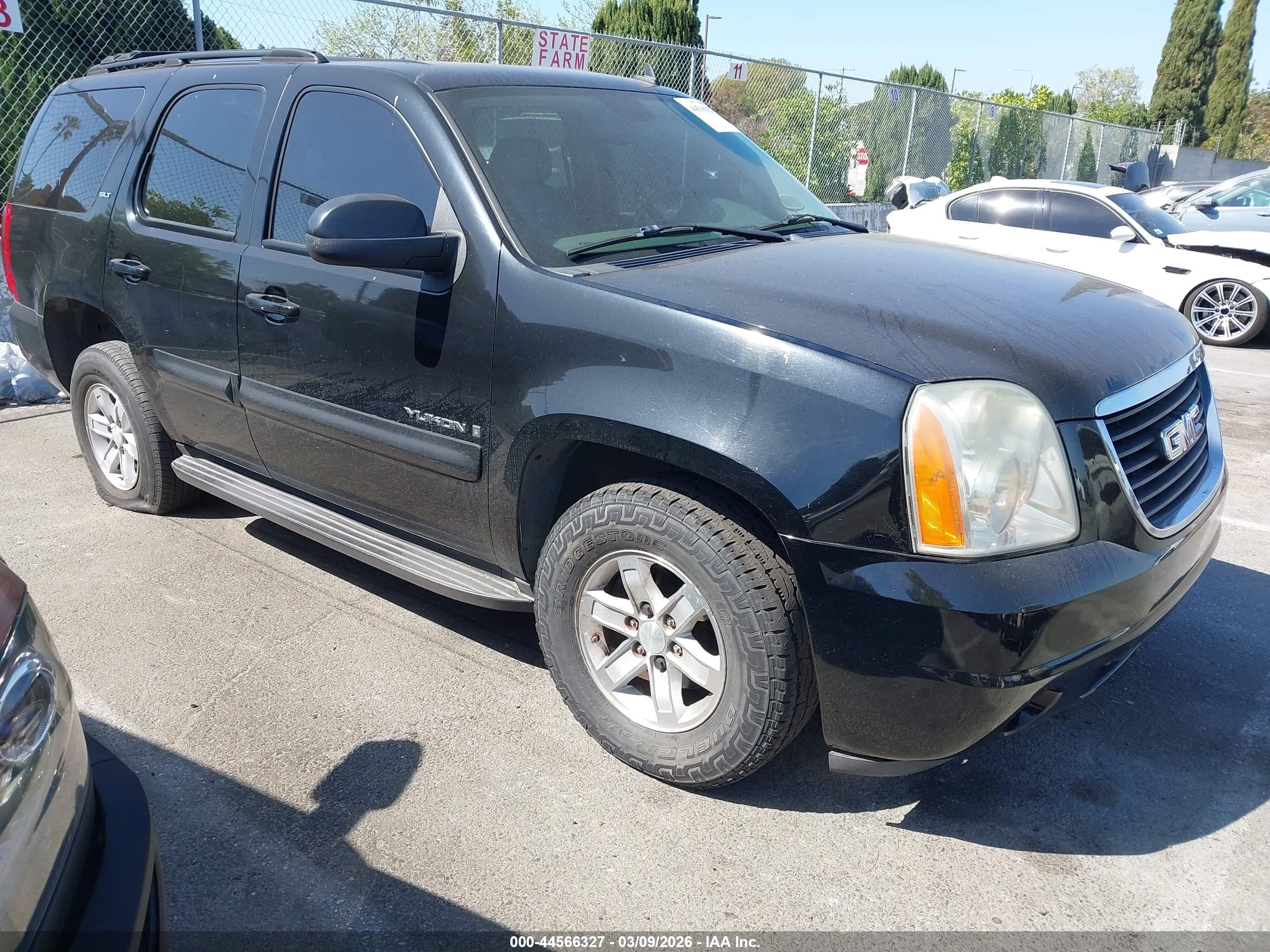 2007 GMC Yukon SLE, VIN 1GKFC13J67R113716 — Front end
