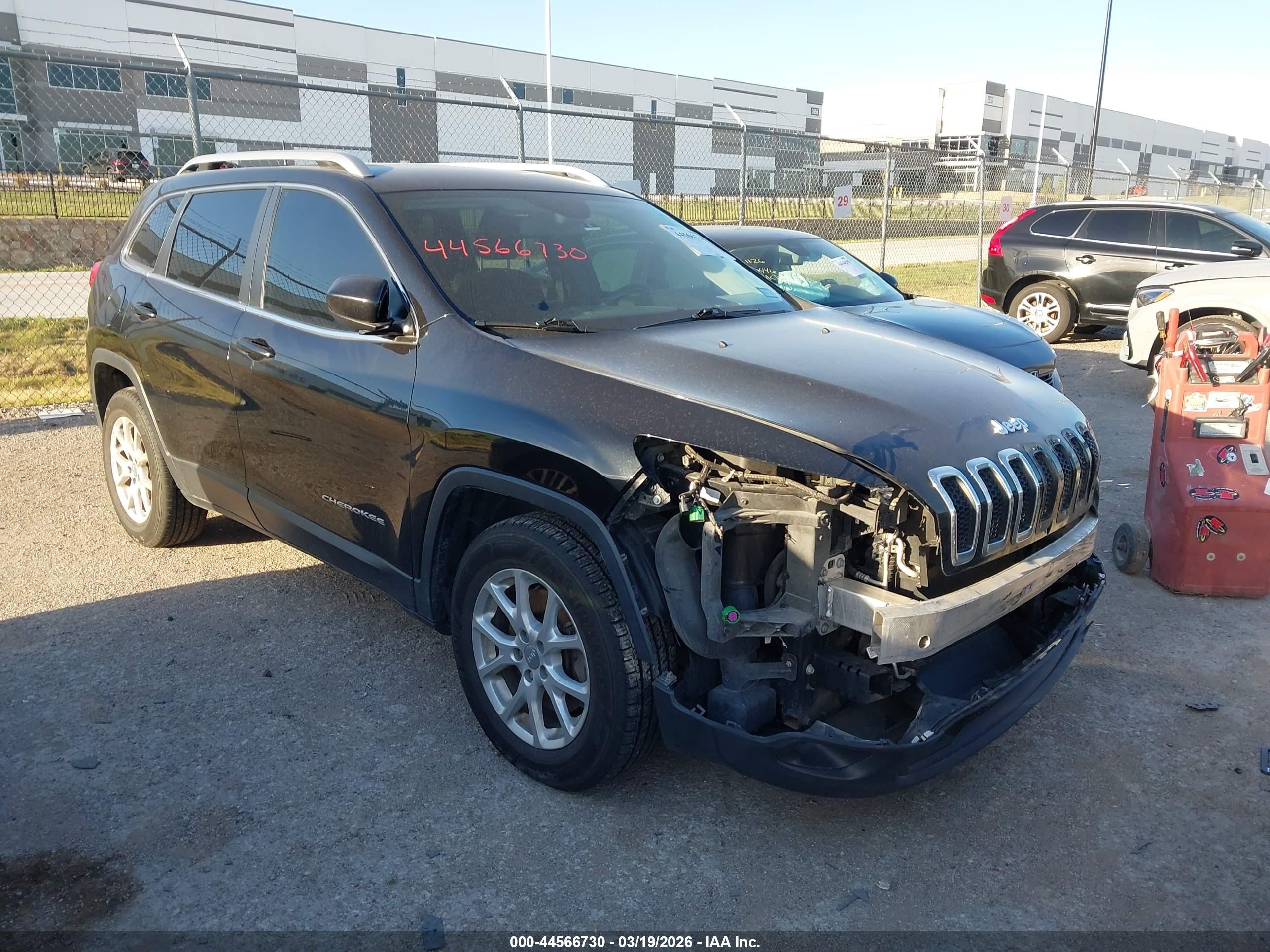 2015 Jeep Cherokee Latitude, VIN 1C4PJMCS9FW512510 — Перед
