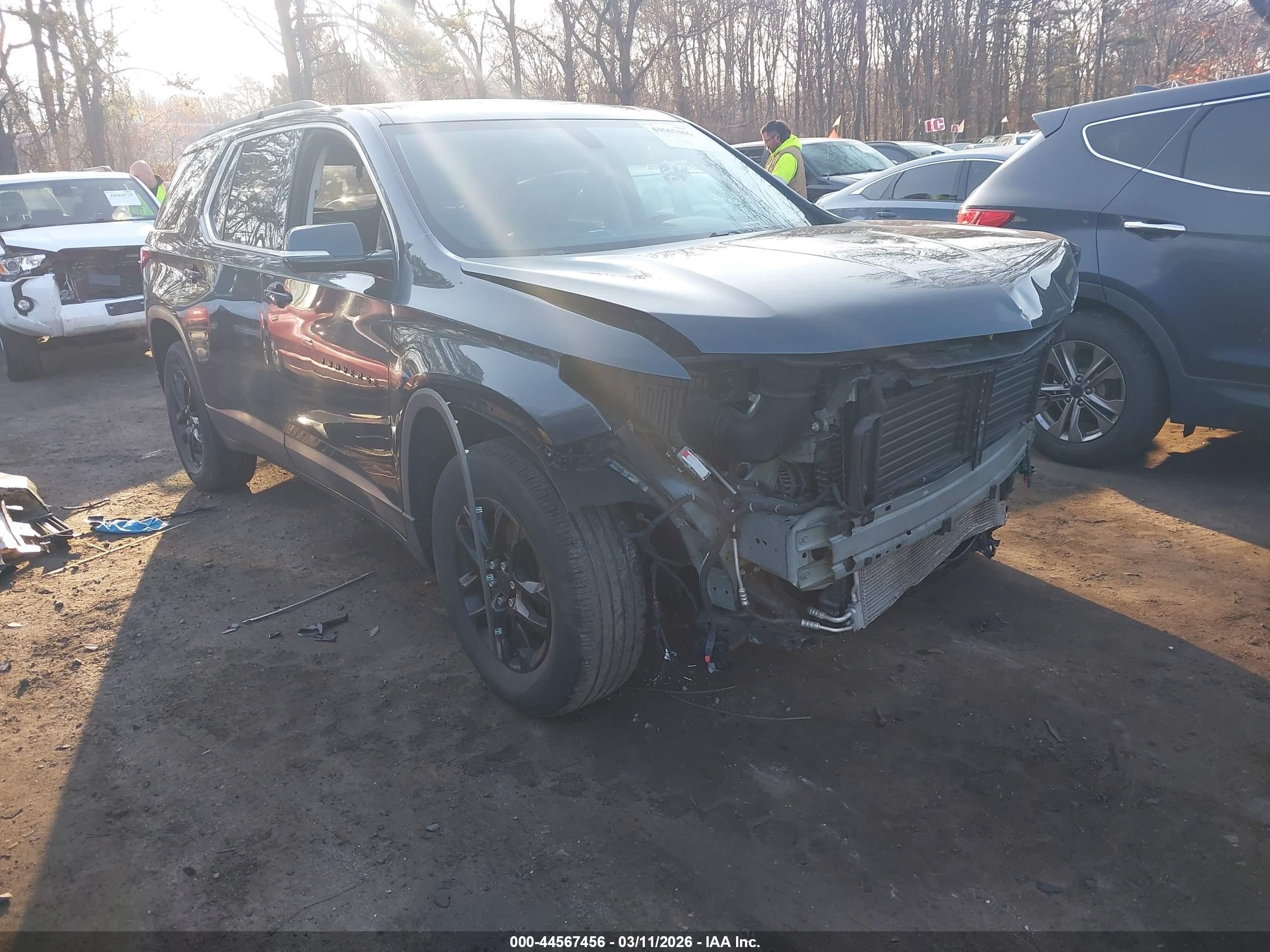 2019 Chevrolet Traverse LT Cloth, VIN 1GNEVGKW3KJ270359 — Front end