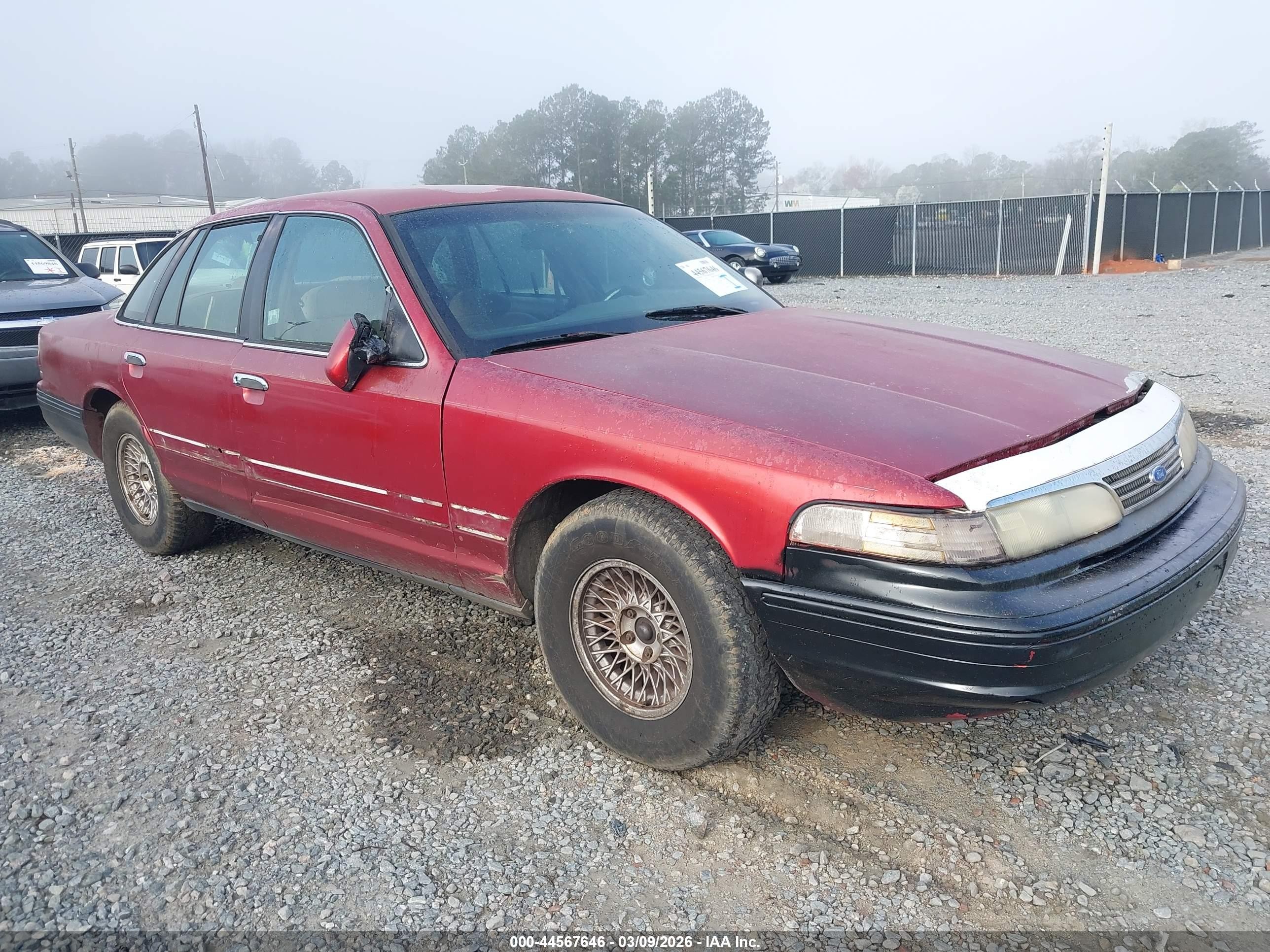 1996 Ford Crown Victoria LX, VIN 2FALP74WXTX183533 — Side