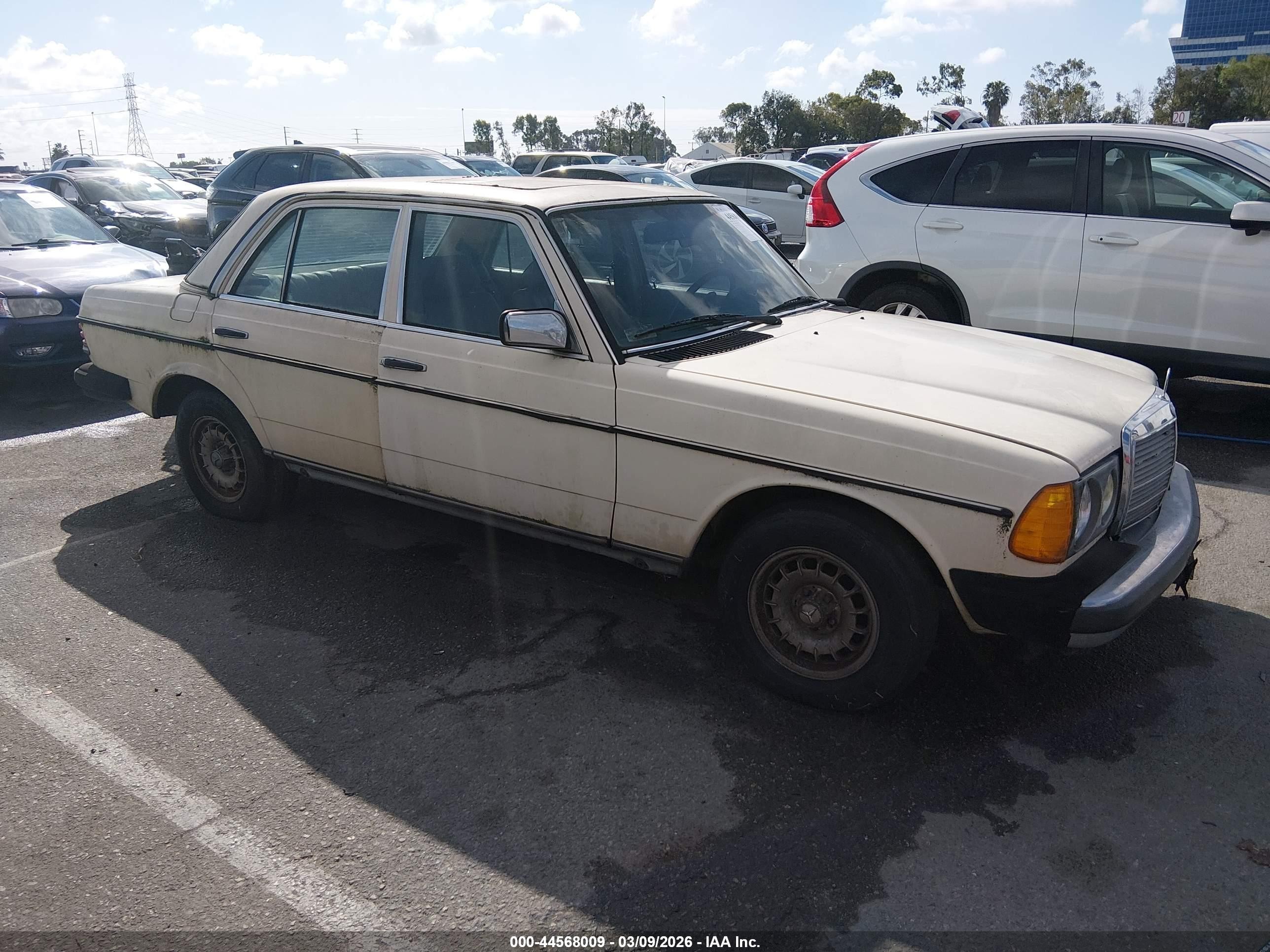 1983 Mercedes-Benz 300 D, VIN WDBAB33A7DB033381 — Normal wear