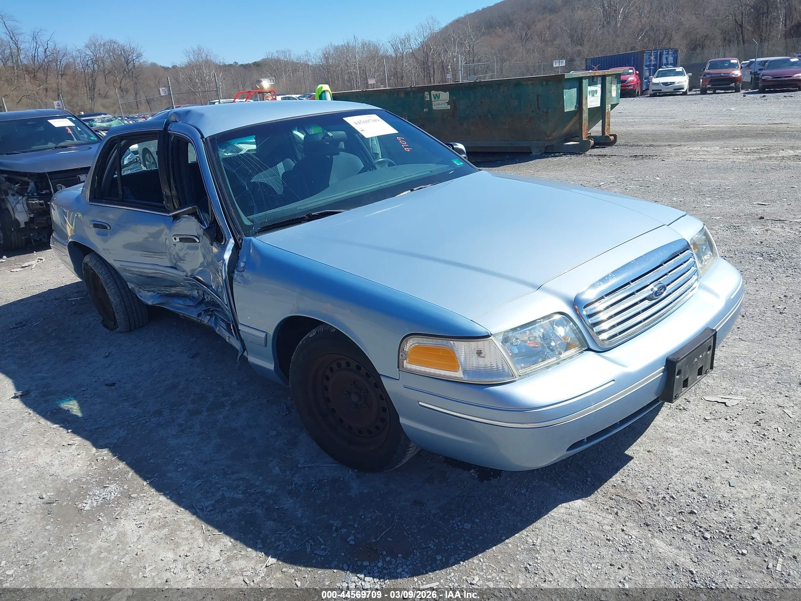 1999 Ford Crown Victoria, VIN 2FAFP73W3XX221088 — Side