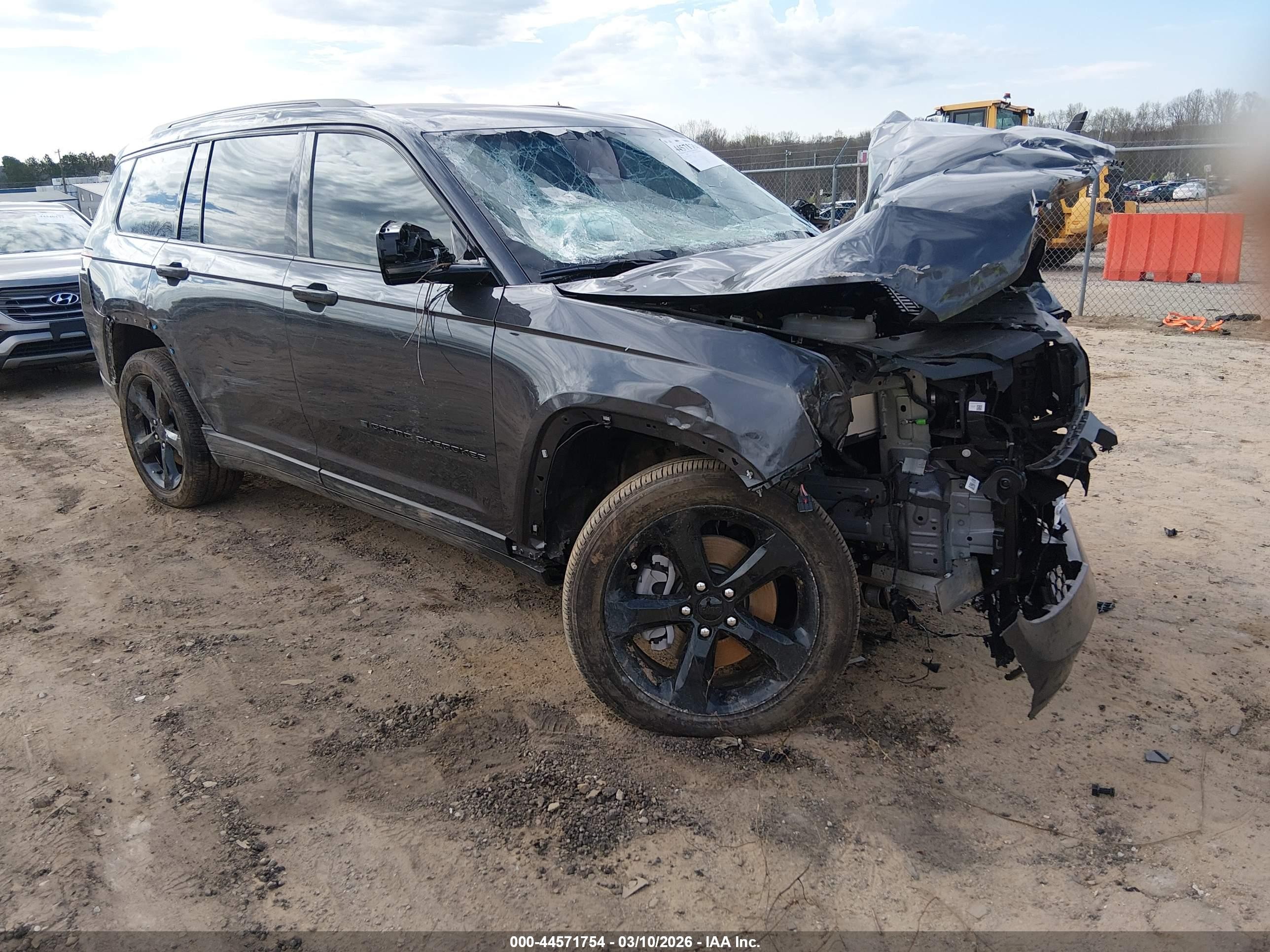 2025 Jeep Grand Cherokee Altitude X, VIN 1C4RJJAG2S8676332 — Front end