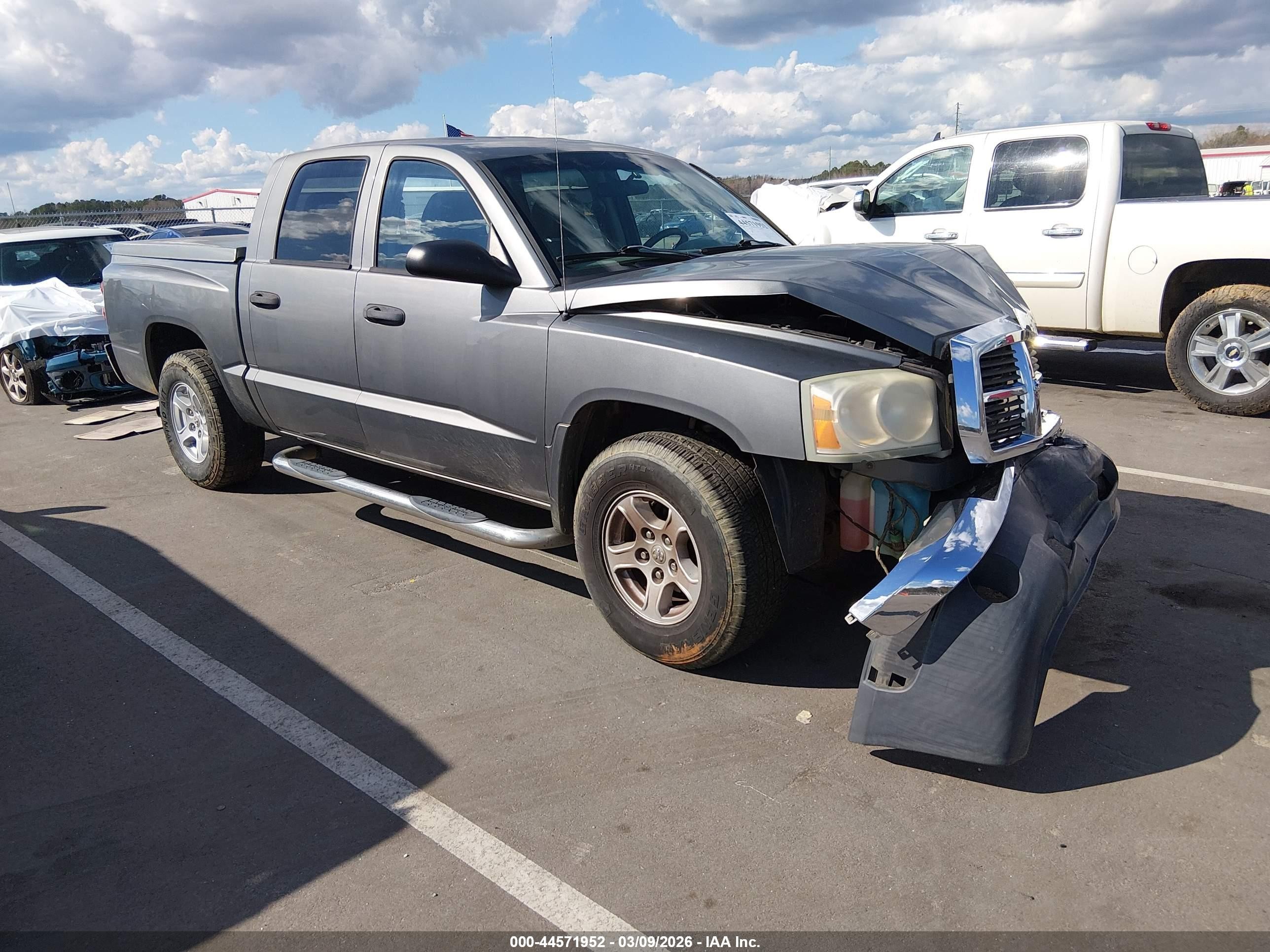 2005 Dodge Dakota SLT, VIN 1D7HE48K65S224134 — Перед