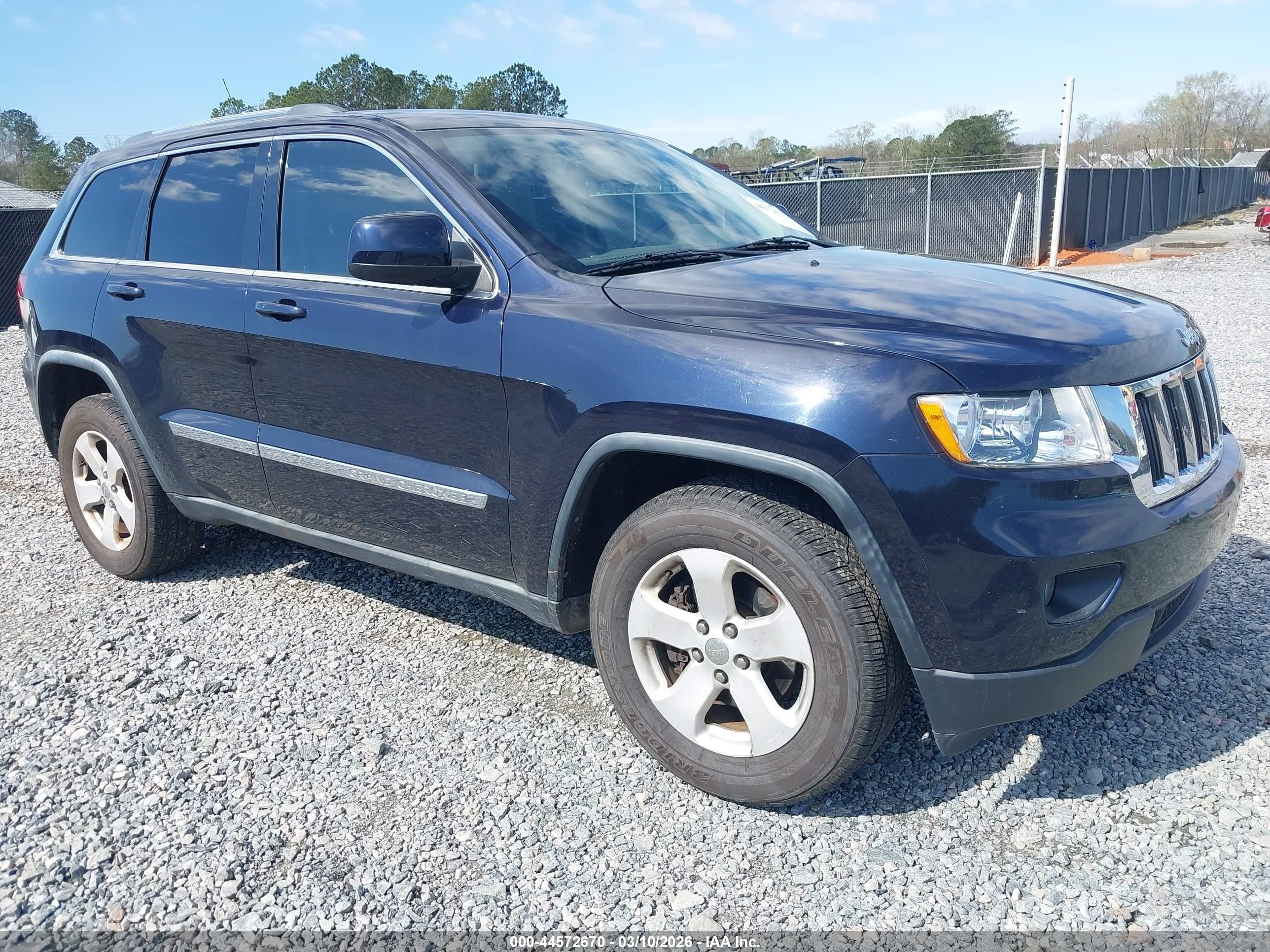 2011 Jeep Grand Cherokee Laredo, VIN 1J4RR4GG4BC527798 — Front end