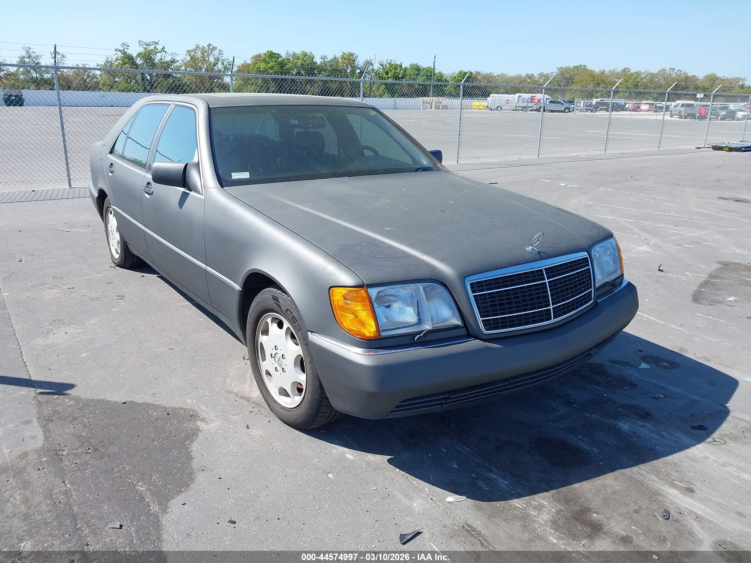 1993 Mercedes-Benz S 320, VIN WDBGA43E4PA133700 — Rear end