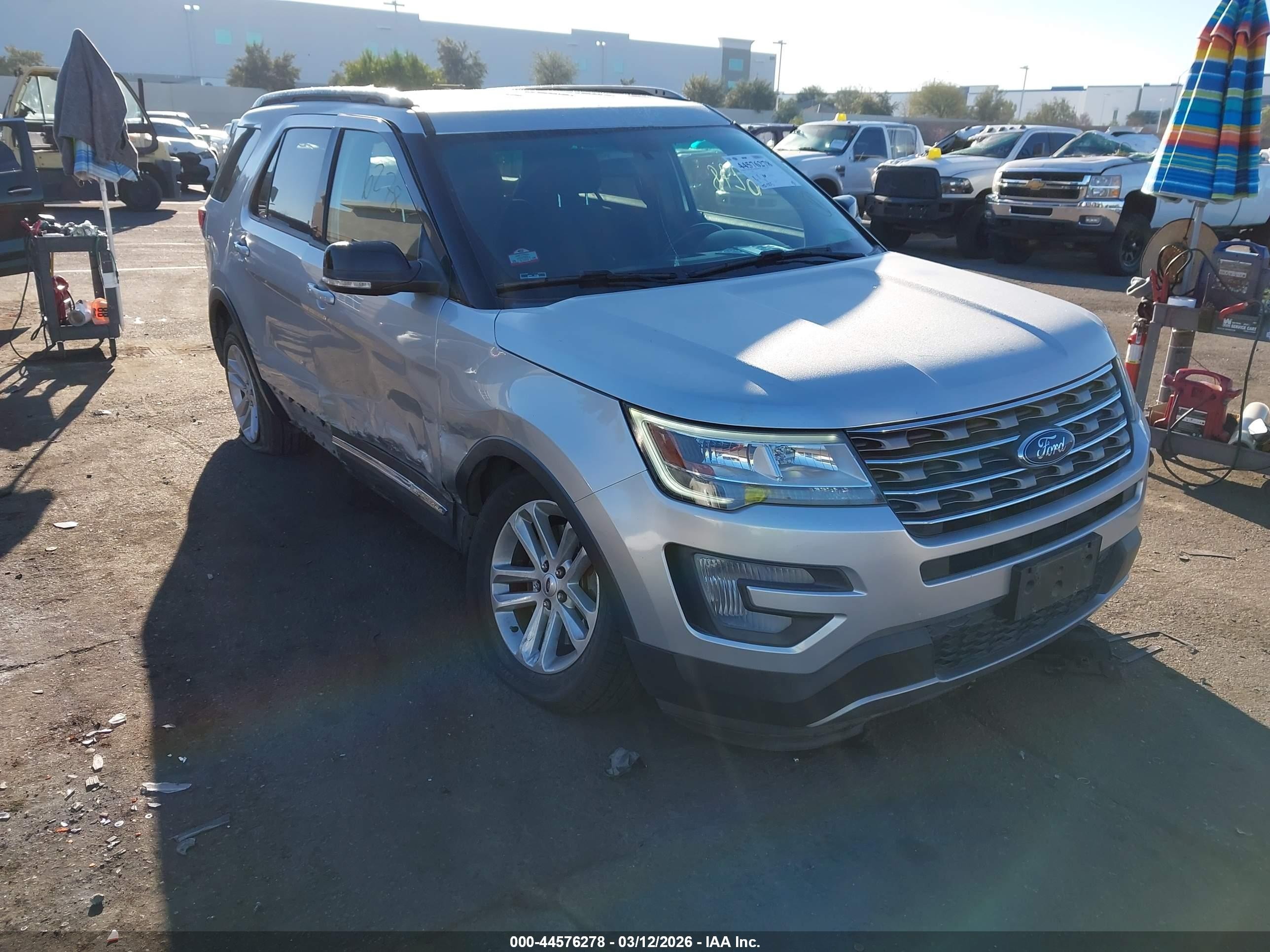 2017 Ford Explorer XLT, VIN 1FM5K7D8XHGA92970 — Side